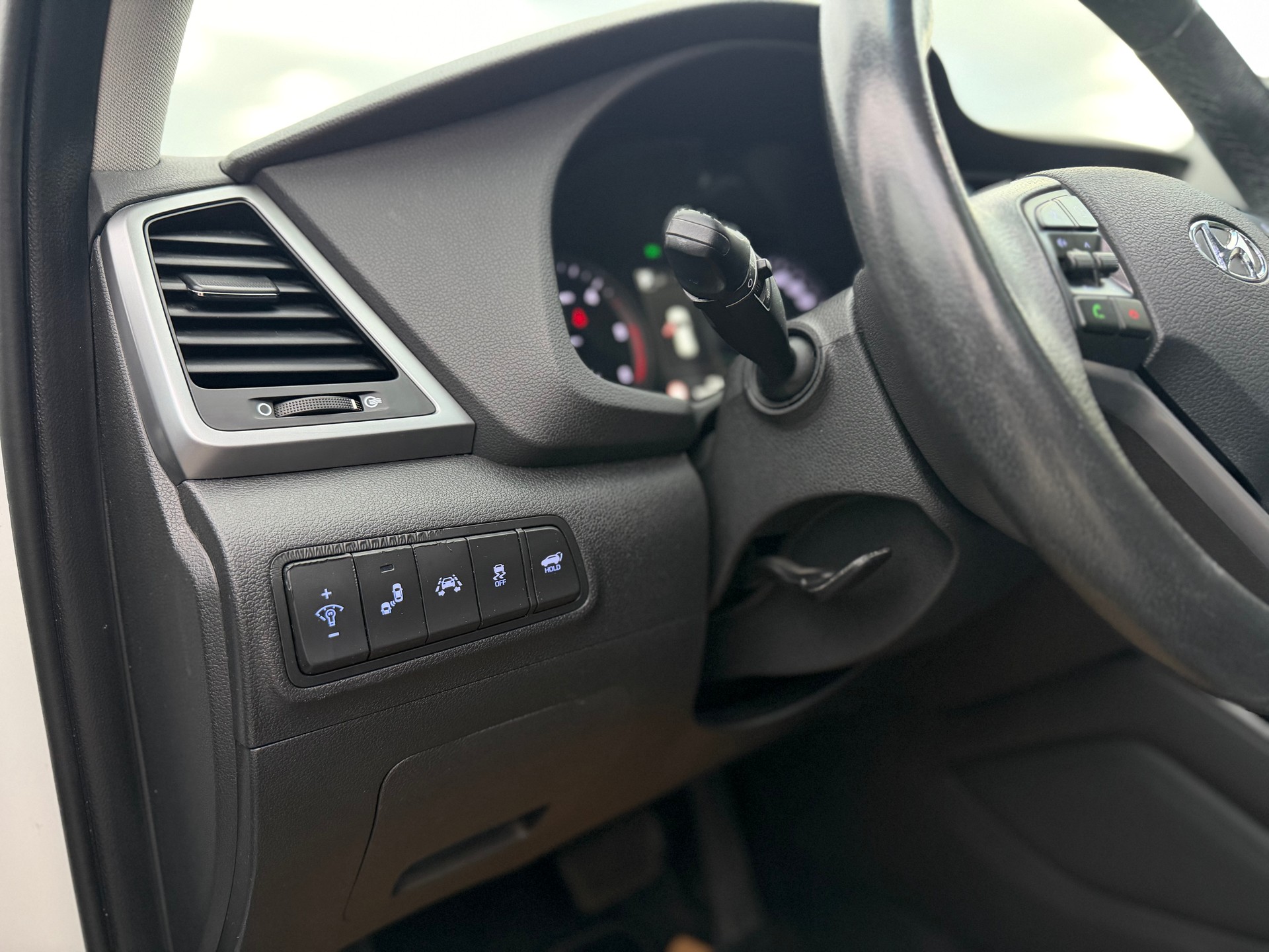 HYUNDAI Tucson 2.0 CRDI Launch Edition 4WD Automatic-image-15