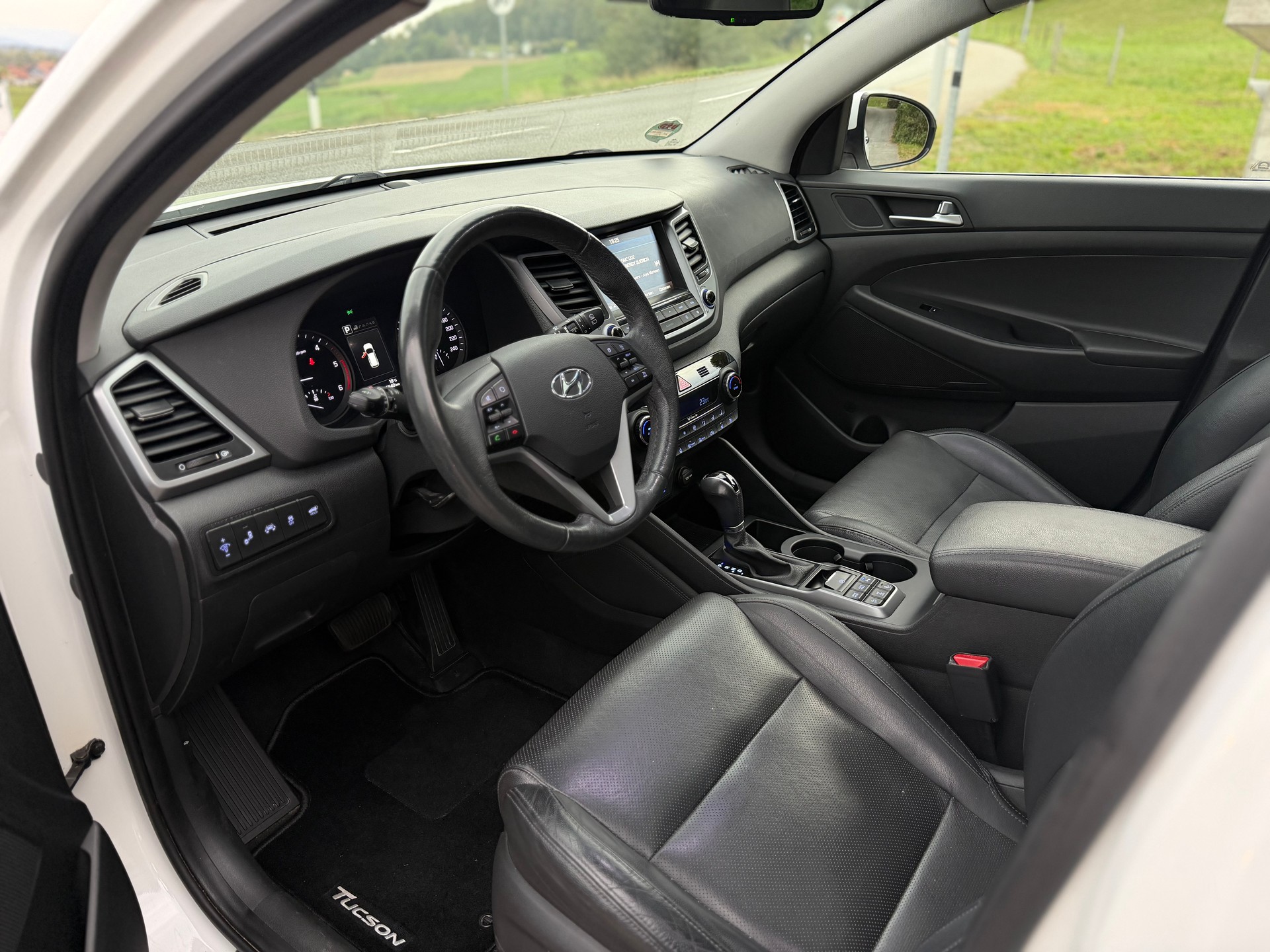 HYUNDAI Tucson 2.0 CRDI Launch Edition 4WD Automatic-image-10