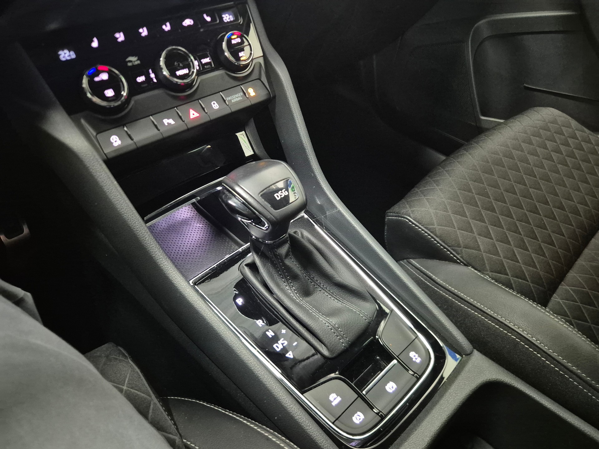 SKODA Karoq 1.6 TDI CR Ambition DSG-image-13