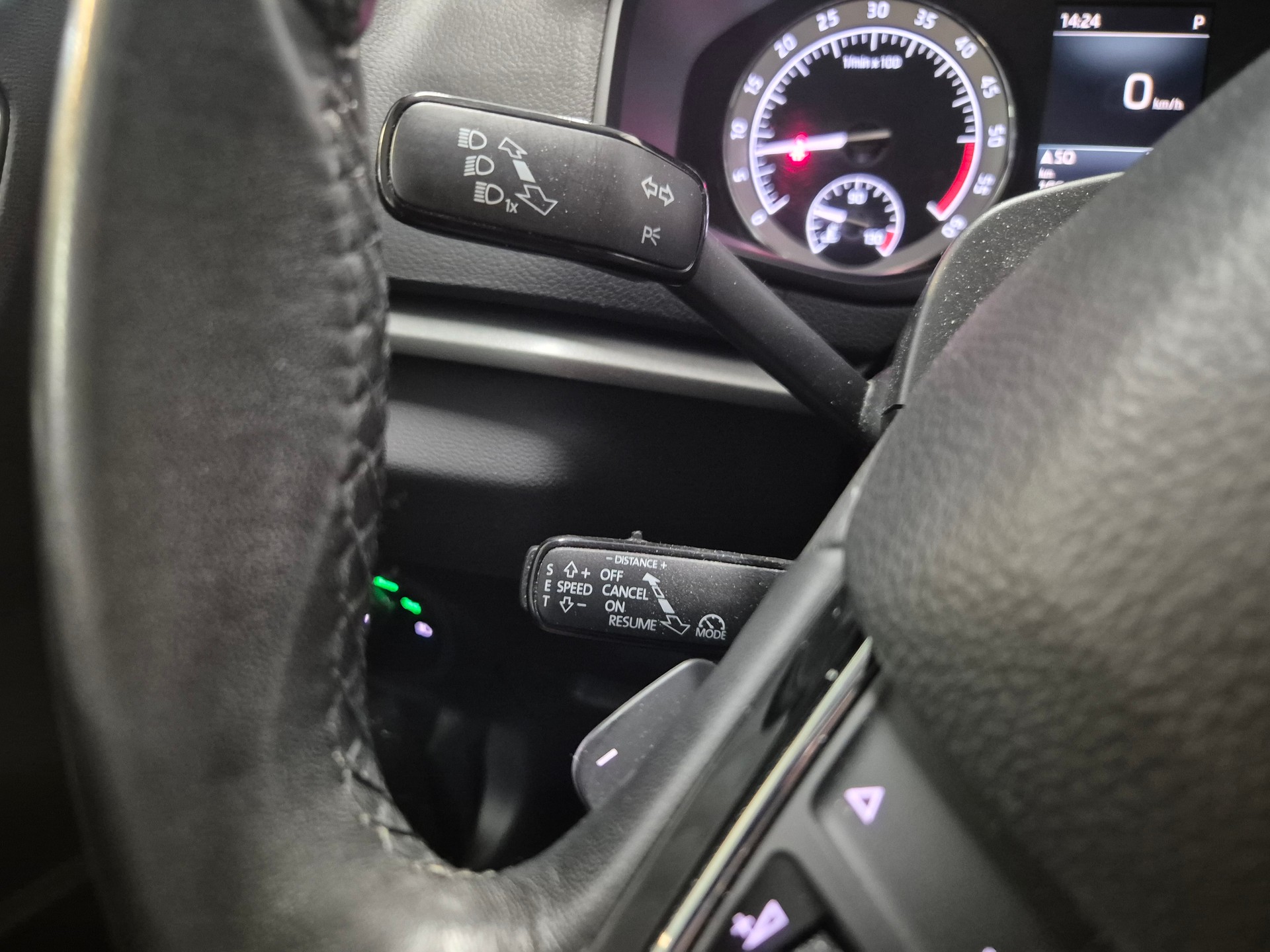 SKODA Karoq 1.6 TDI CR Ambition DSG-image-8