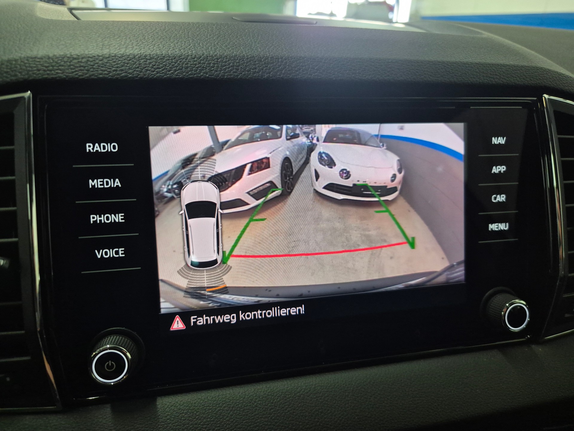 SKODA Karoq 1.6 TDI CR Ambition DSG-image-9