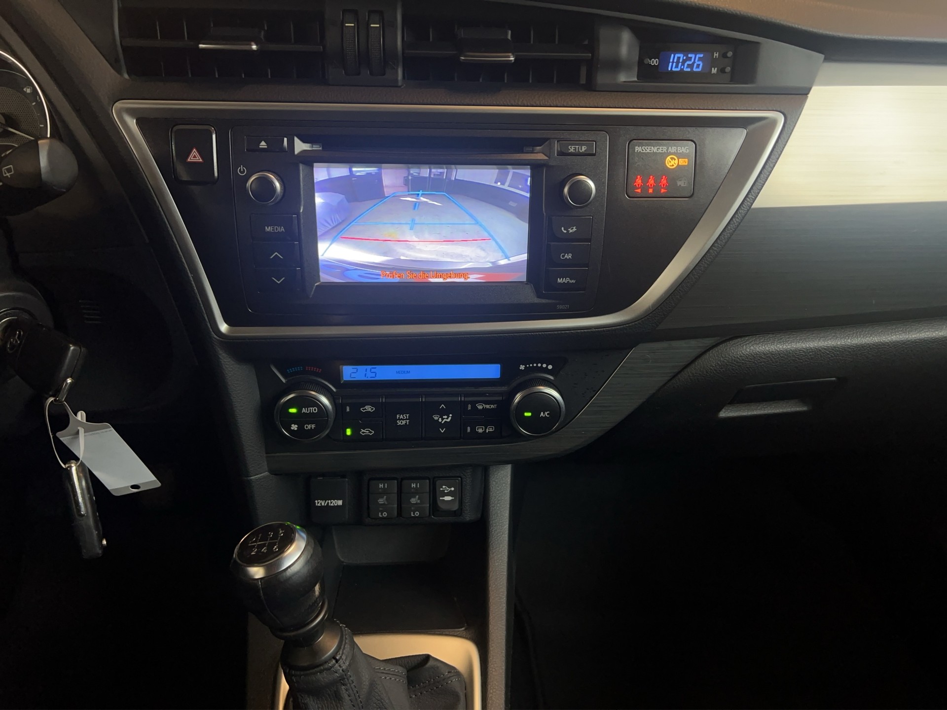 TOYOTA Auris Touring Sports 1.6 Terra-image-11
