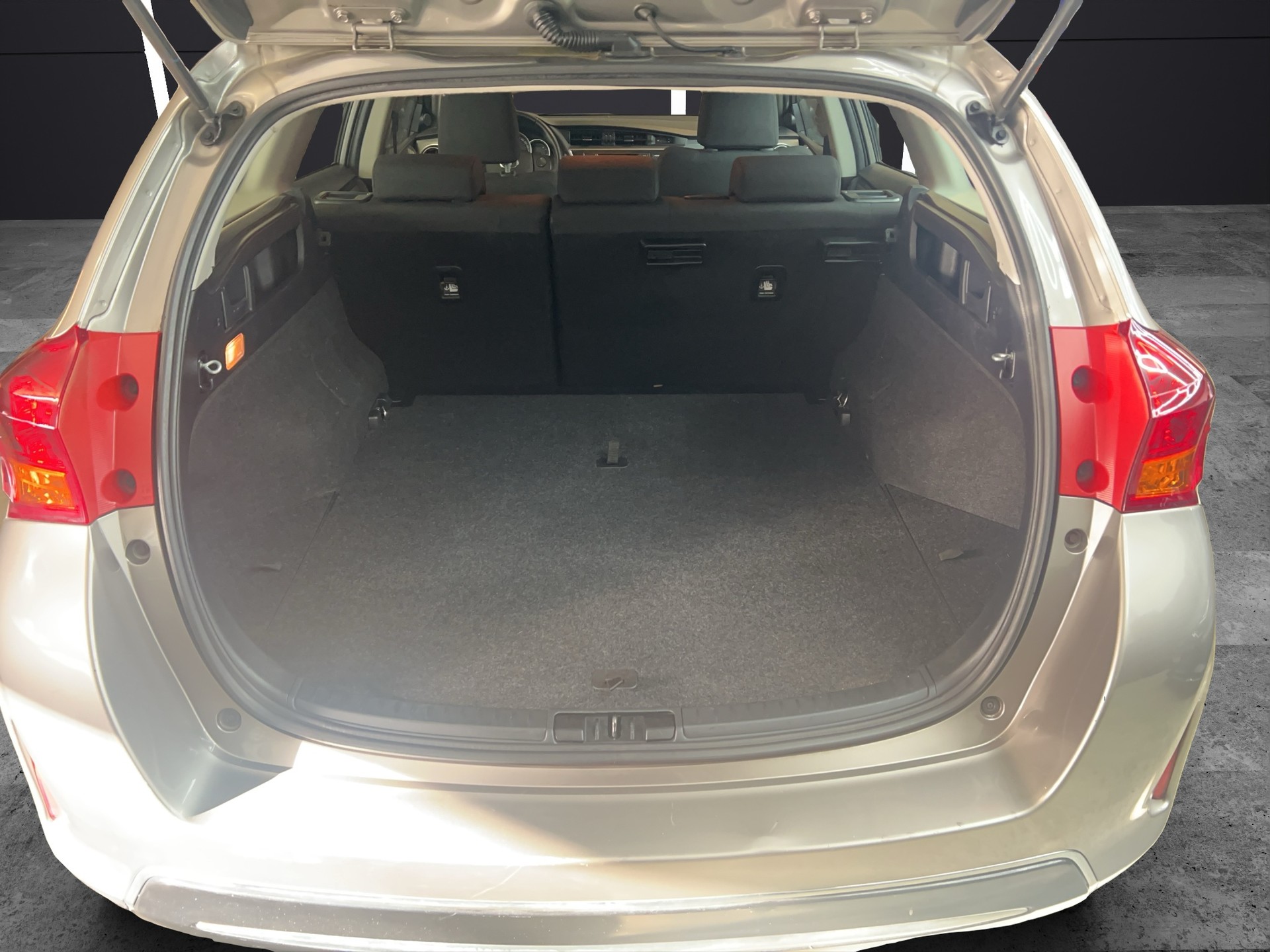 TOYOTA Auris Touring Sports 1.6 Terra-image-13