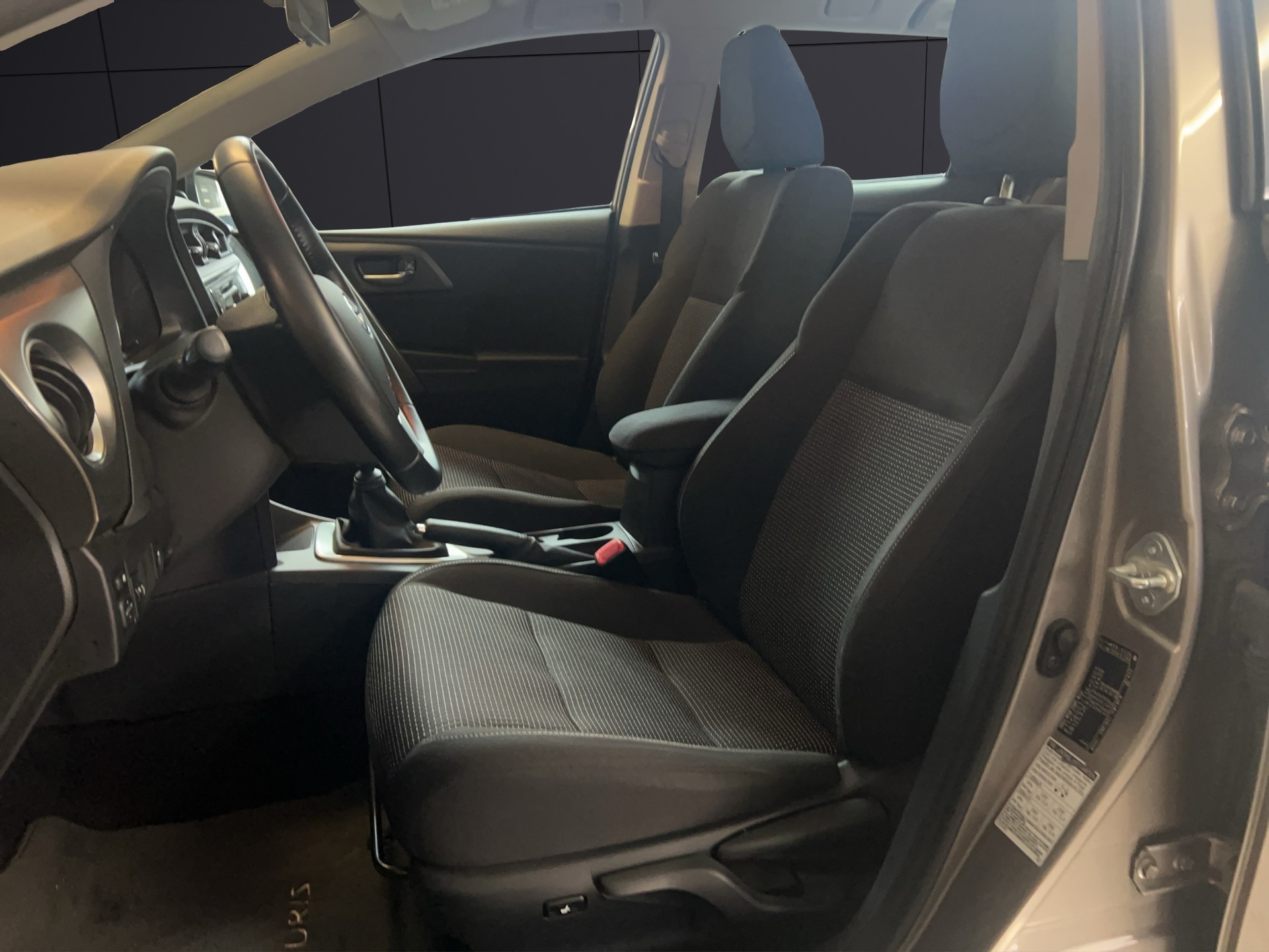 TOYOTA Auris Touring Sports 1.6 Terra-image-6
