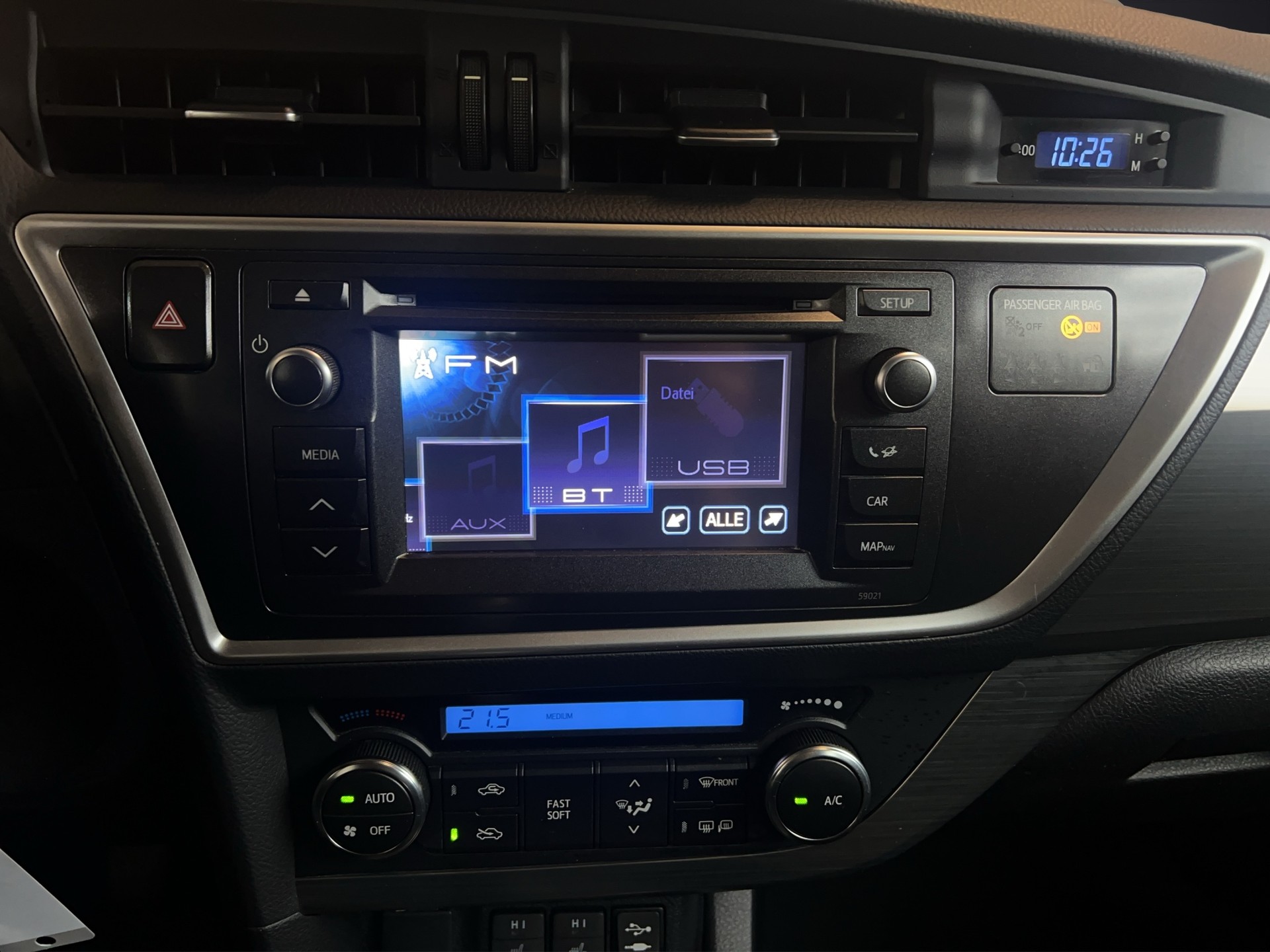 TOYOTA Auris Touring Sports 1.6 Terra-image-12