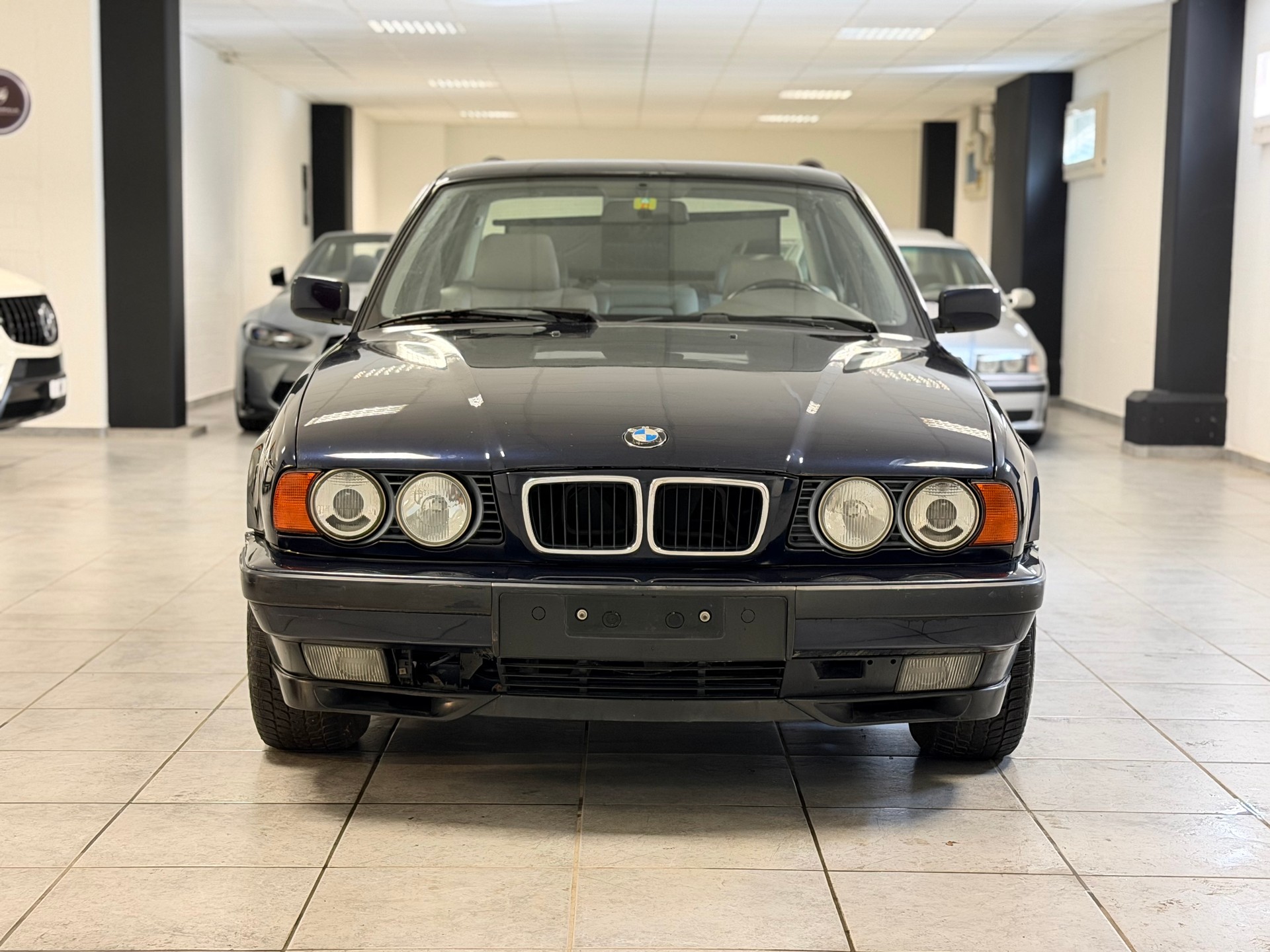 BMW 540i V8 A-showroom-element-3