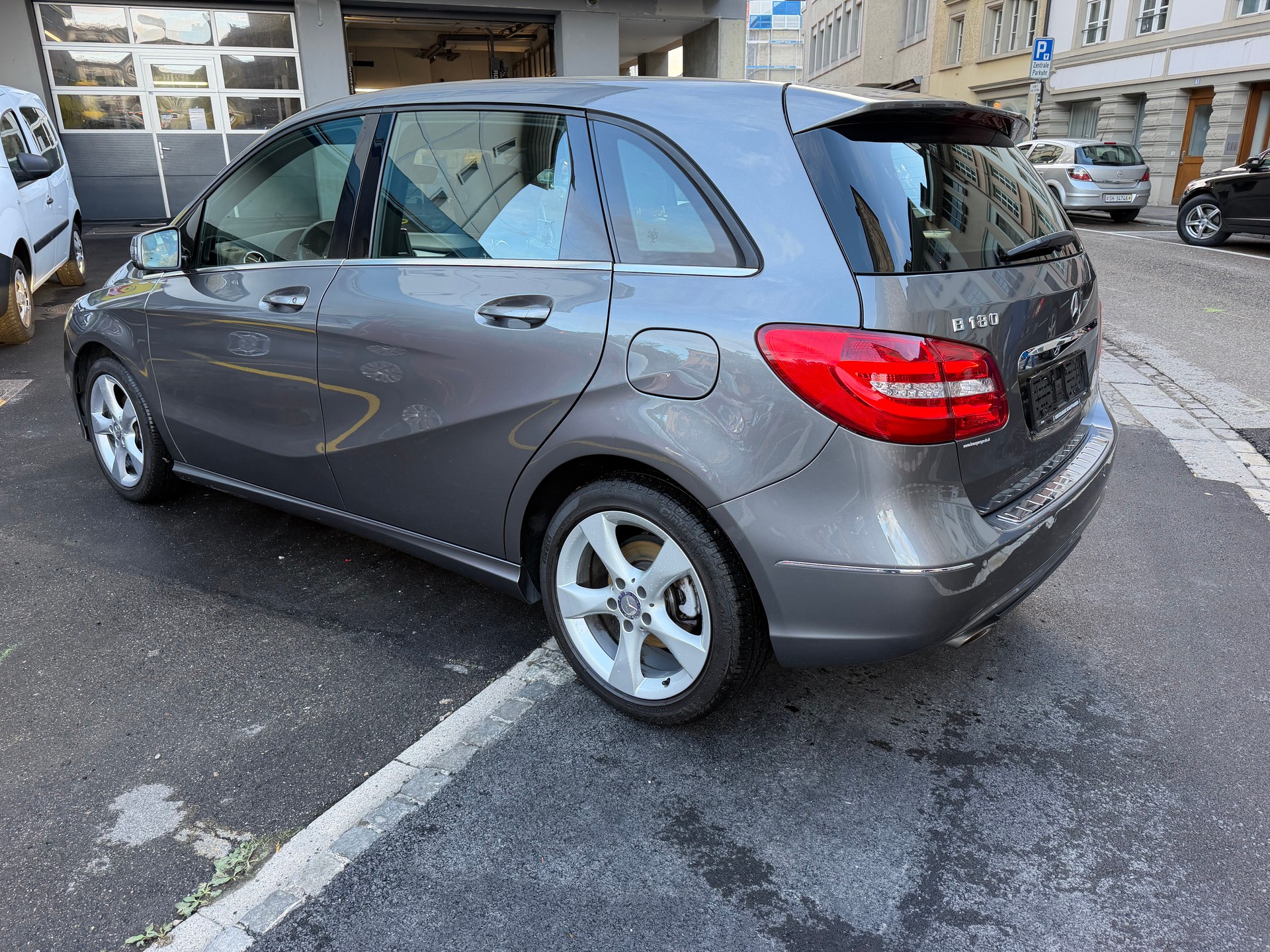 MERCEDES-BENZ B 180 7G-DCT-image-2