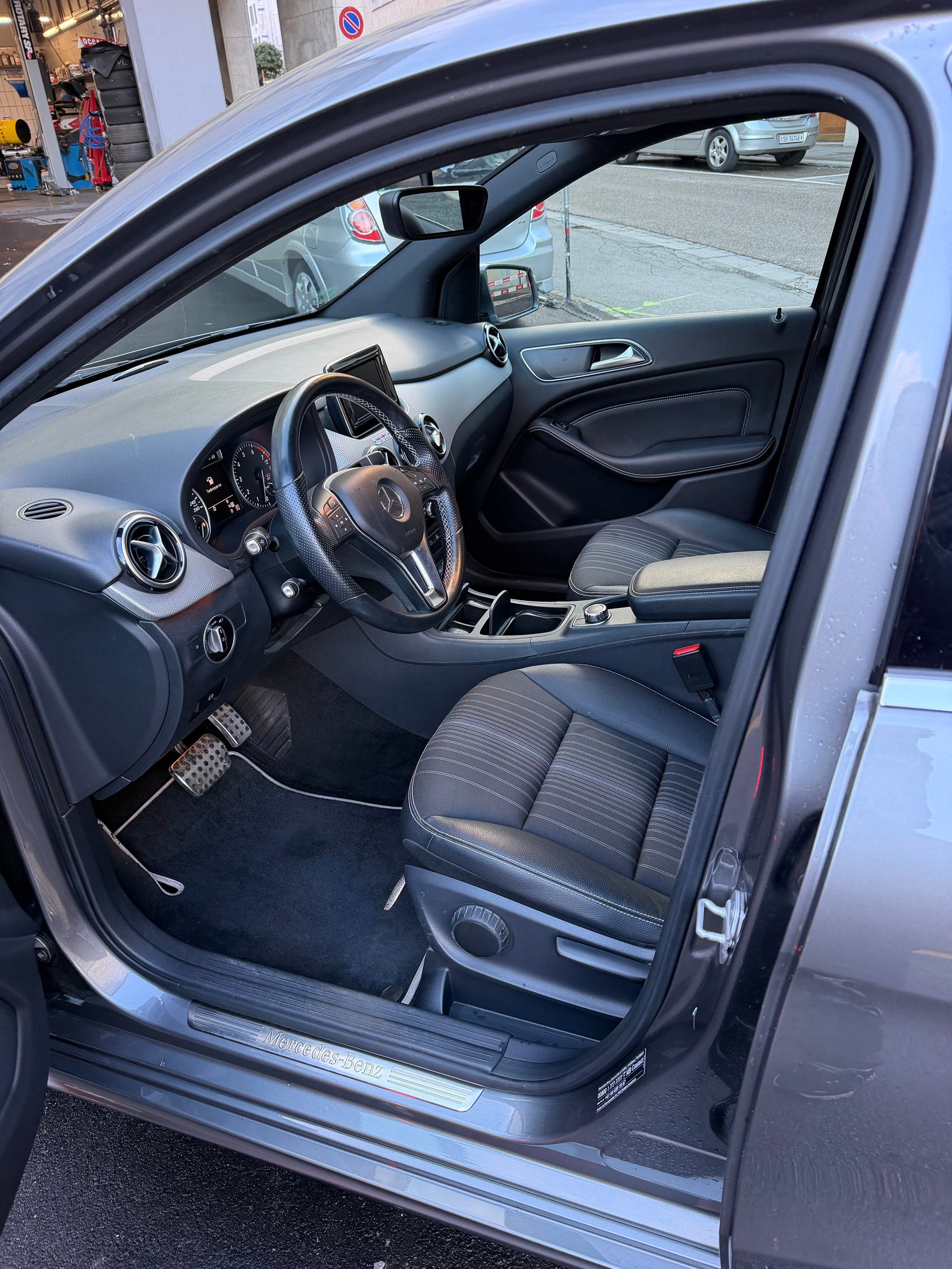 MERCEDES-BENZ B 180 7G-DCT-image-11