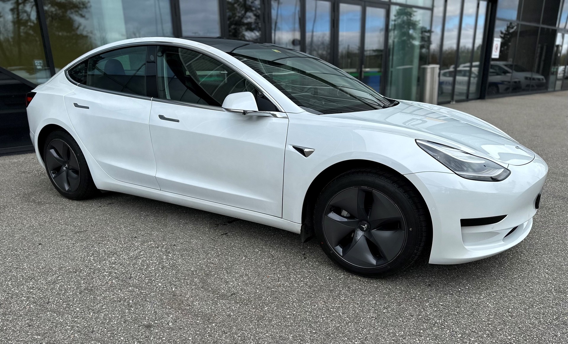 TESLA Model 3-image-1