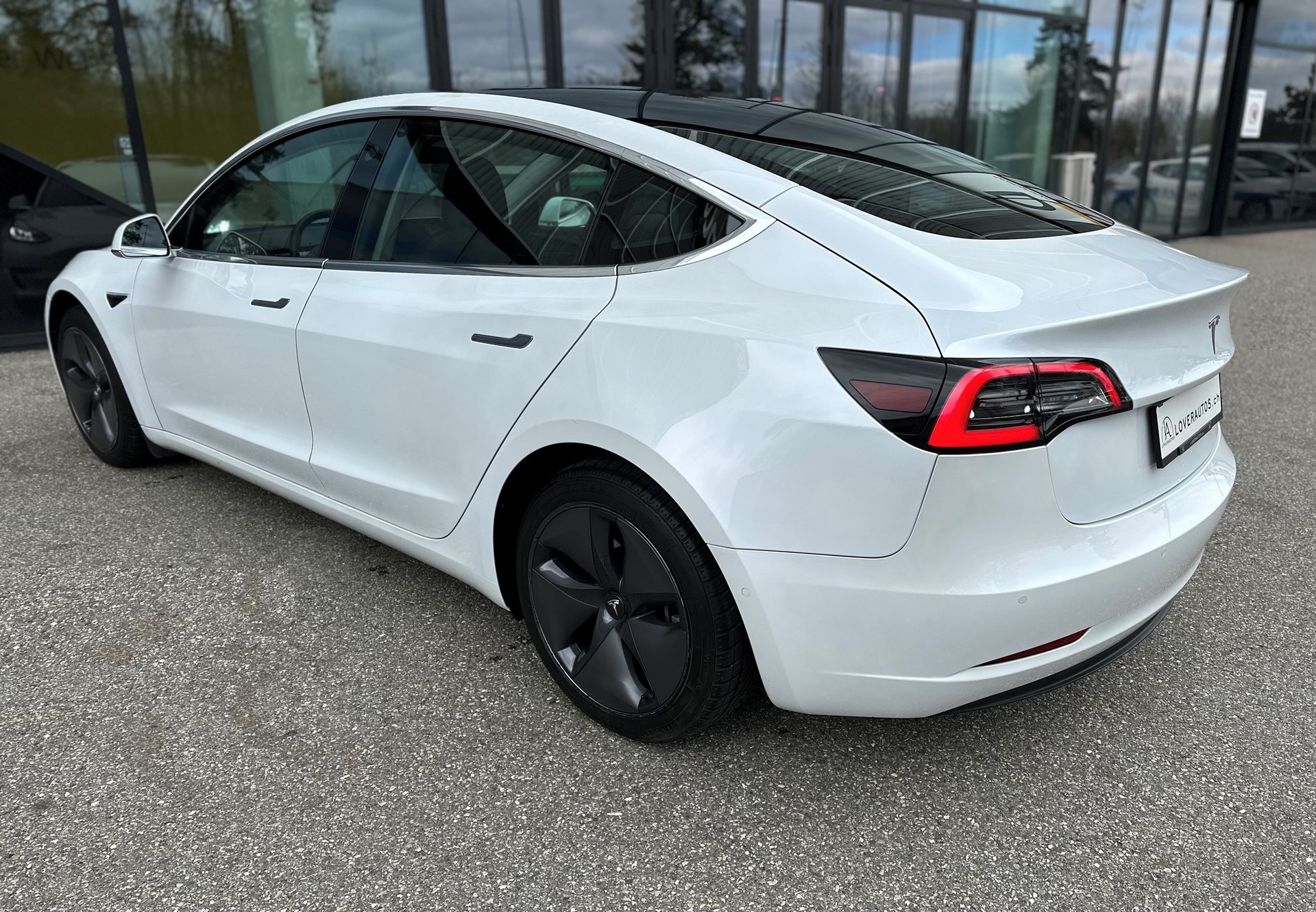 TESLA Model 3-image-4