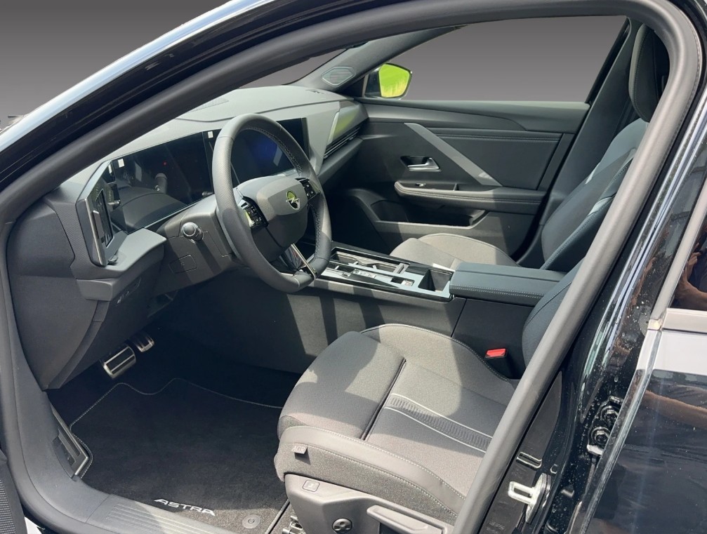 OPEL Astra Sports Tourer 1.2i Turbo Swiss Plus A-image-4