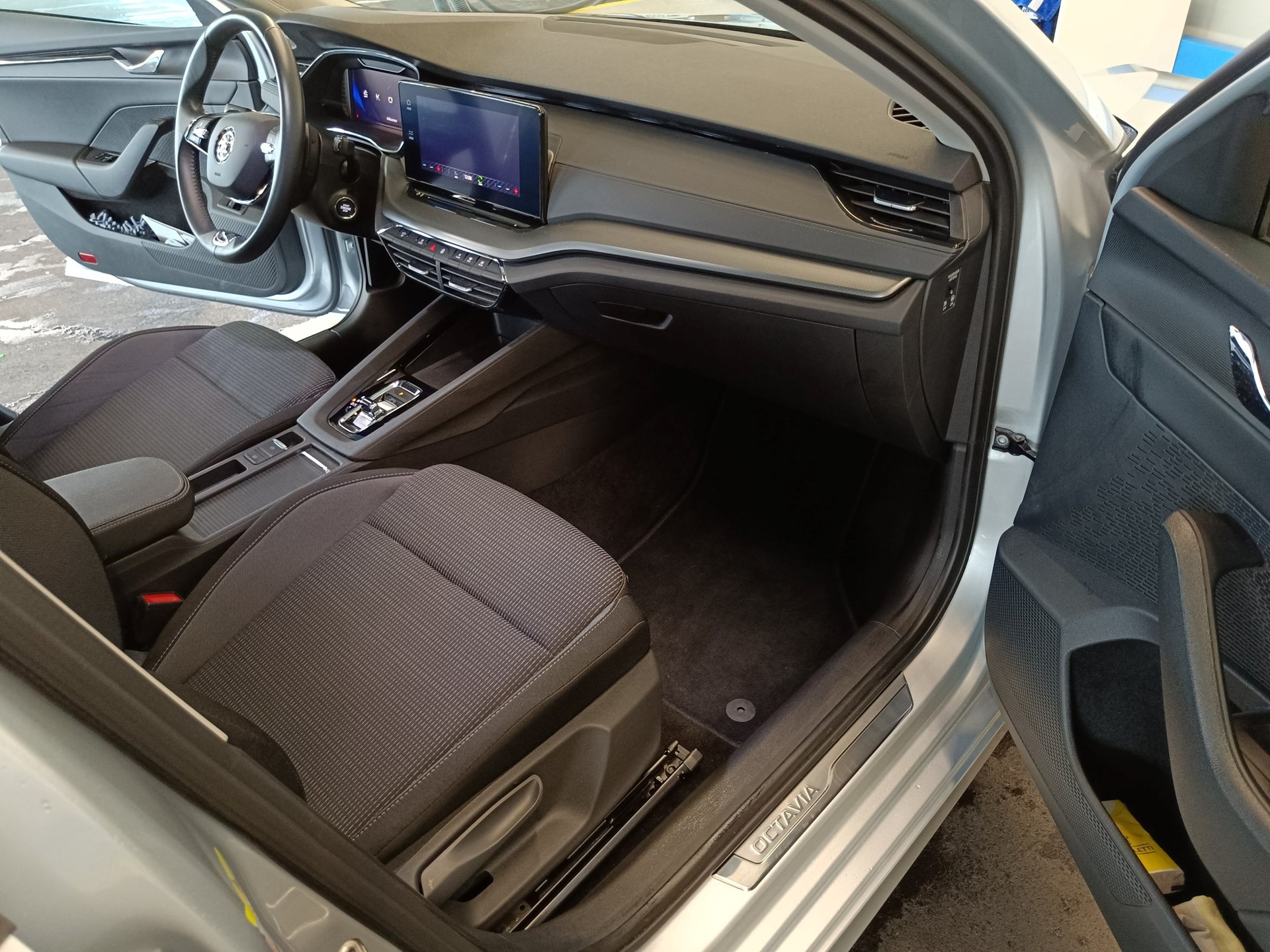 SKODA Octavia Combi 1.5 TSI G-Tec DSG Style-image-5