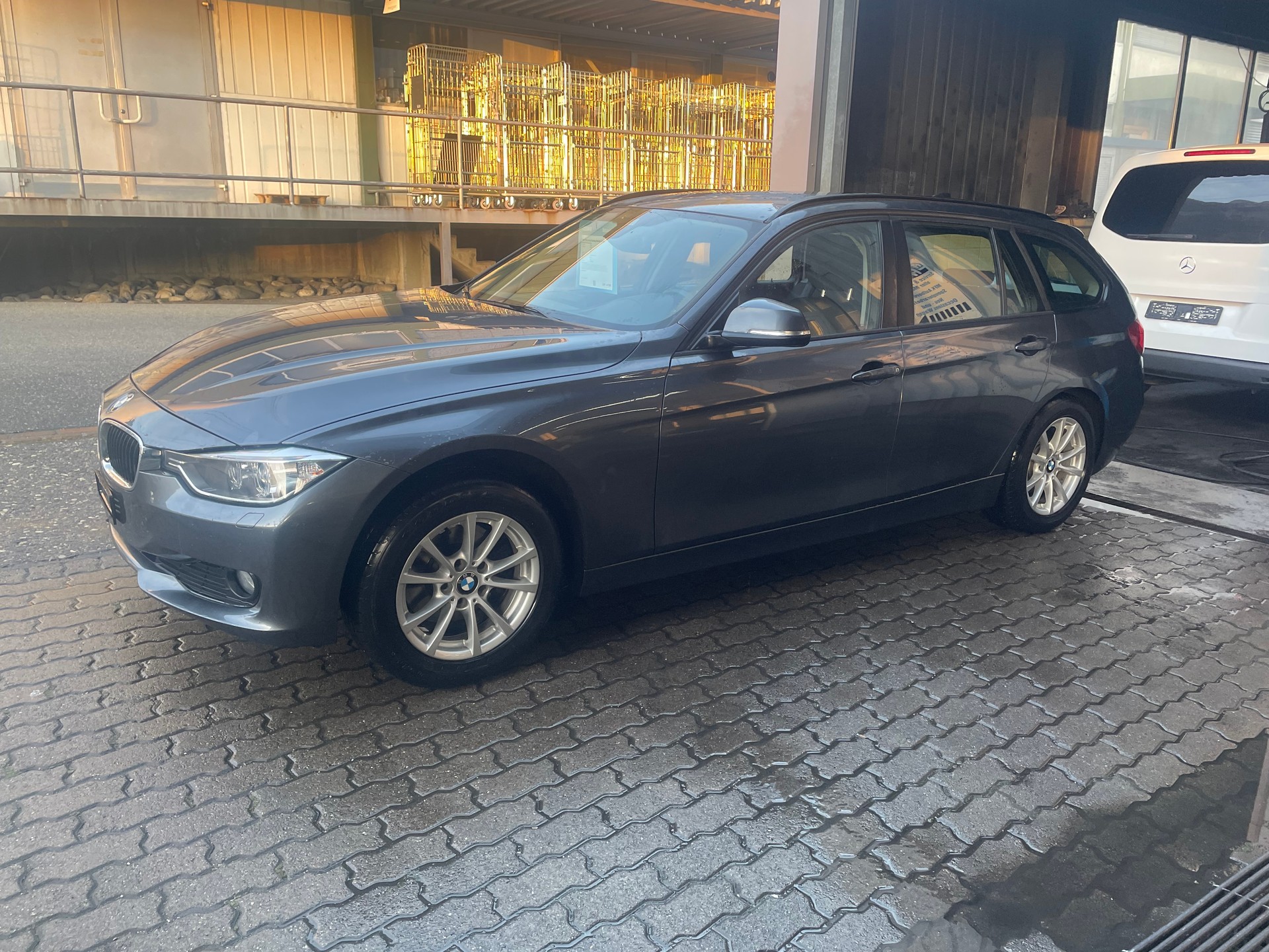 BMW 320d xDrive Touring Modern Line-image-5