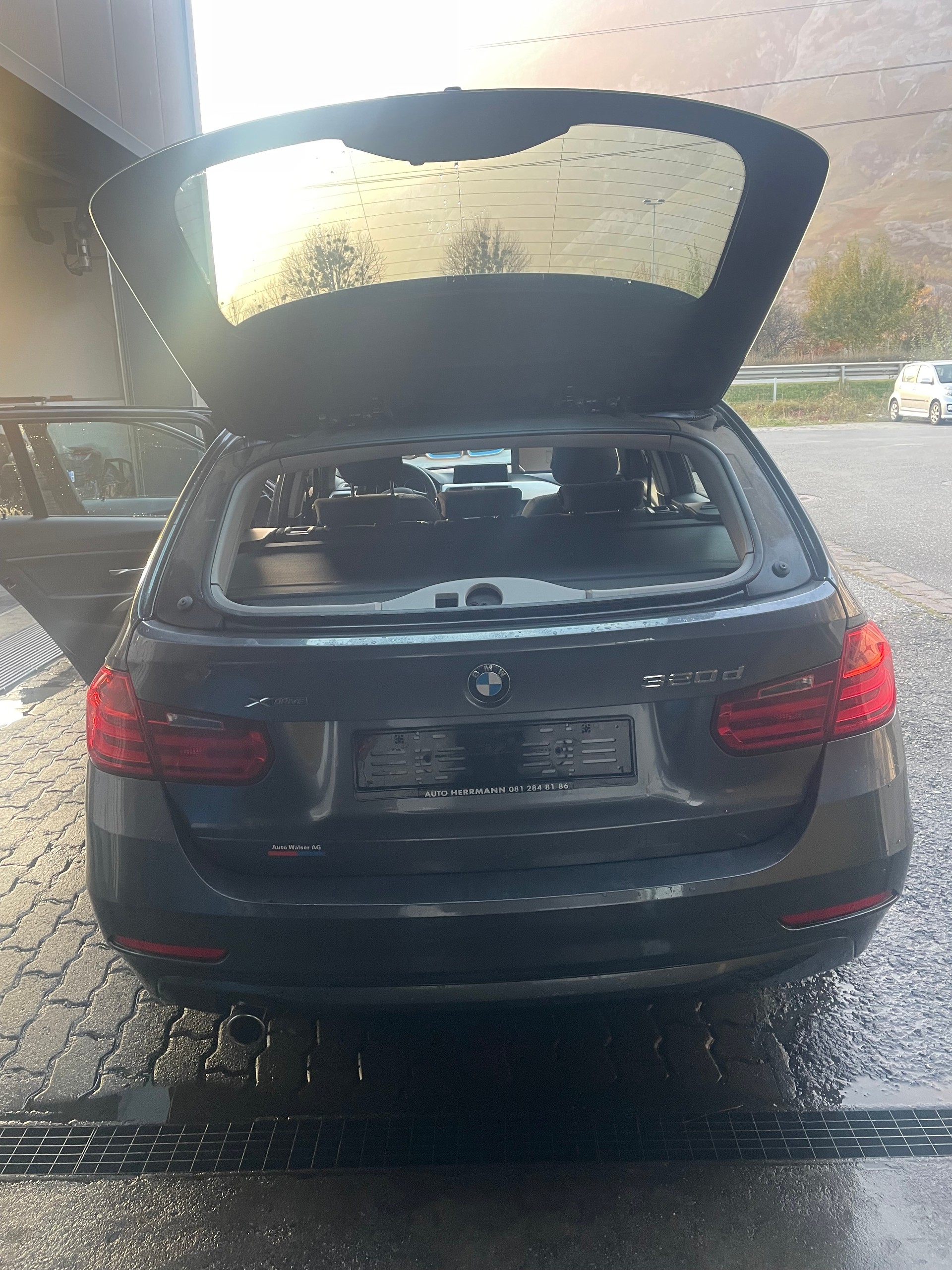 BMW 320d xDrive Touring Modern Line-image-3