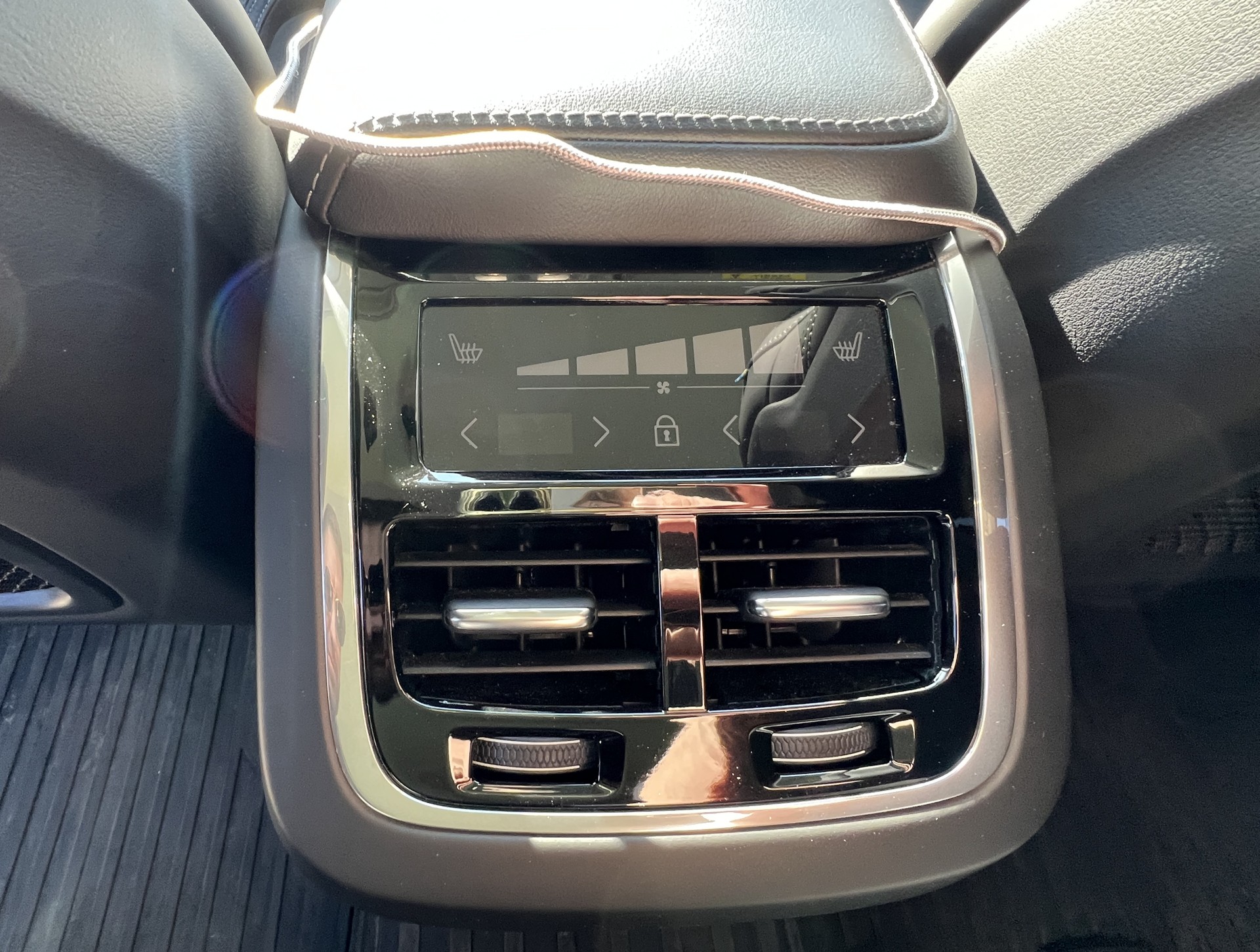 VOLVO XC60 B4 Diesel Mild Hybrid AWD Ultimate Bright Geartronic-image-7