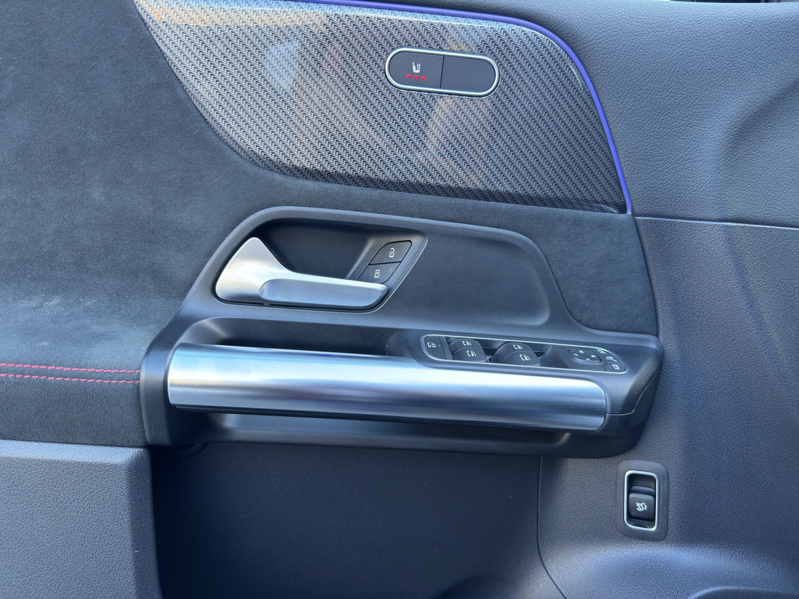 MERCEDES-BENZ B 200 d 4Matic AMG Line-image-11