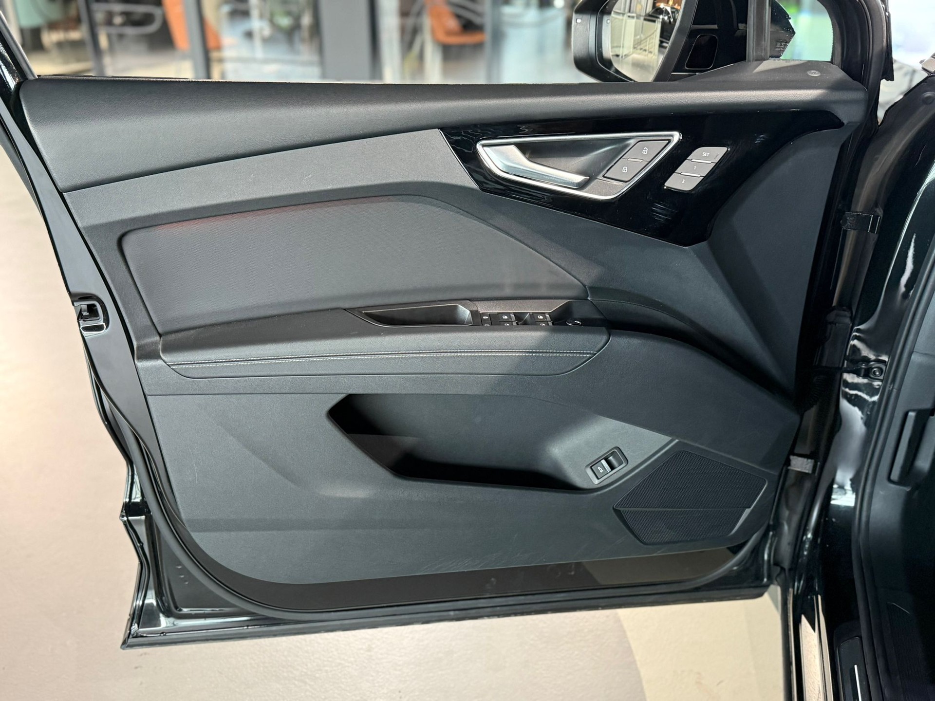 AUDI Q4 e-tron 40-image-12