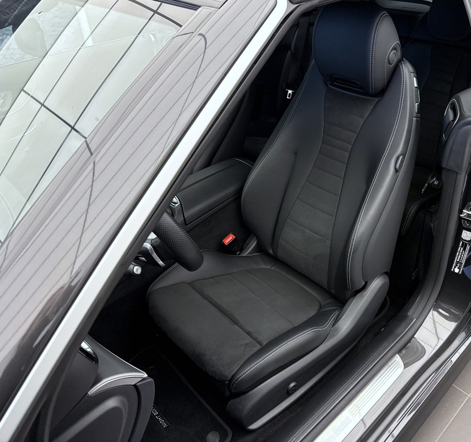 MERCEDES-BENZ E 200 Cabriolet 4Matic Avantgarde 9G-Tronic-image-6