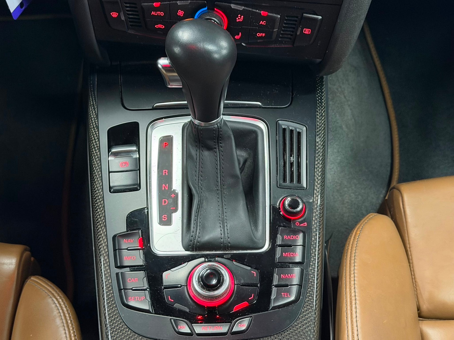 AUDI S4 Avant 3.0 TFSI quattro S-tronic-image-16