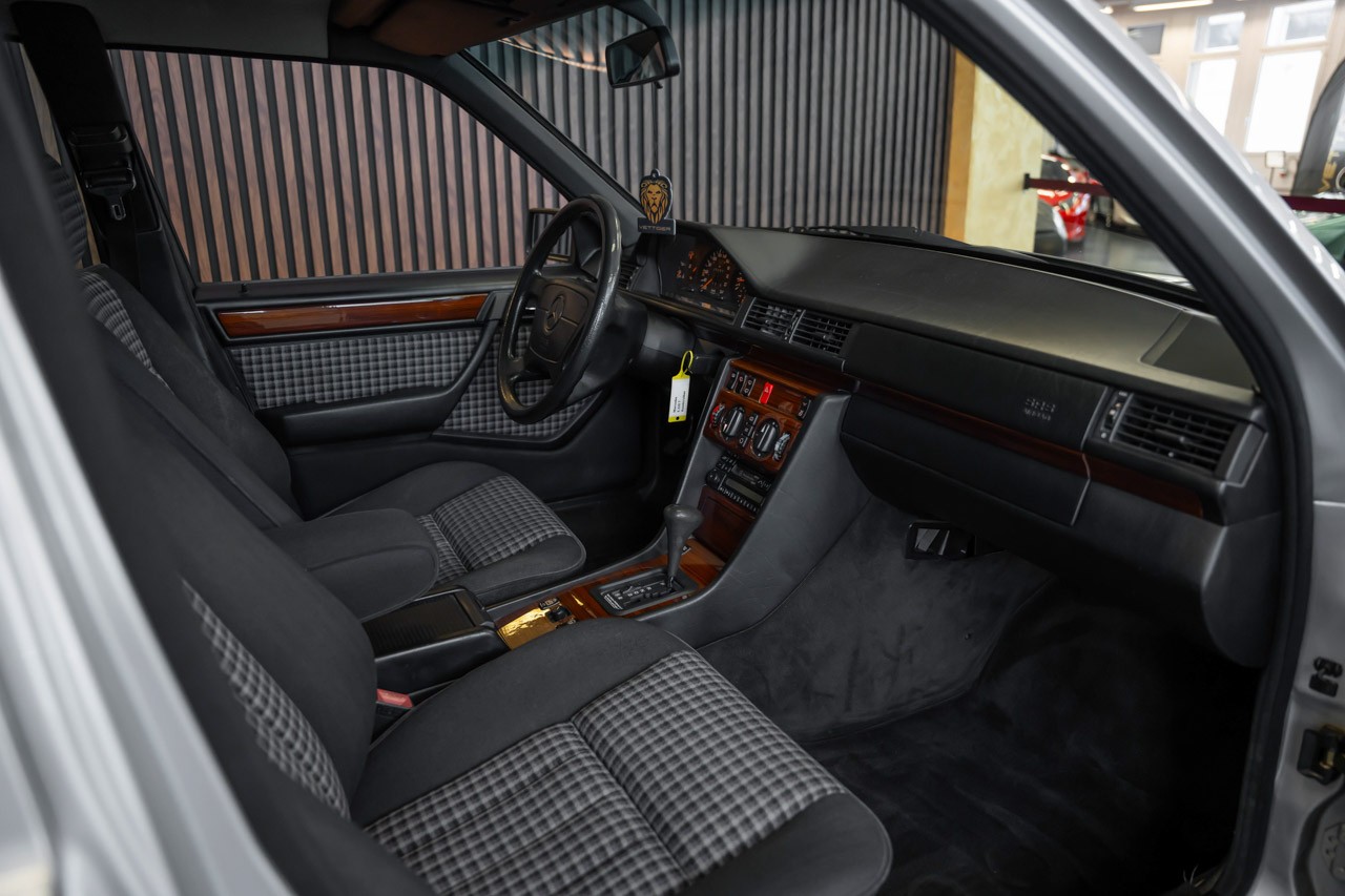 MERCEDES-BENZ E 220 T Business Automatic-image-14