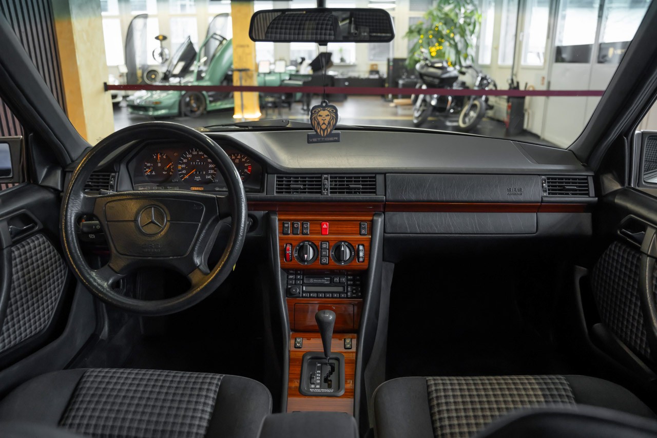 MERCEDES-BENZ E 220 T Business Automatic-image-11