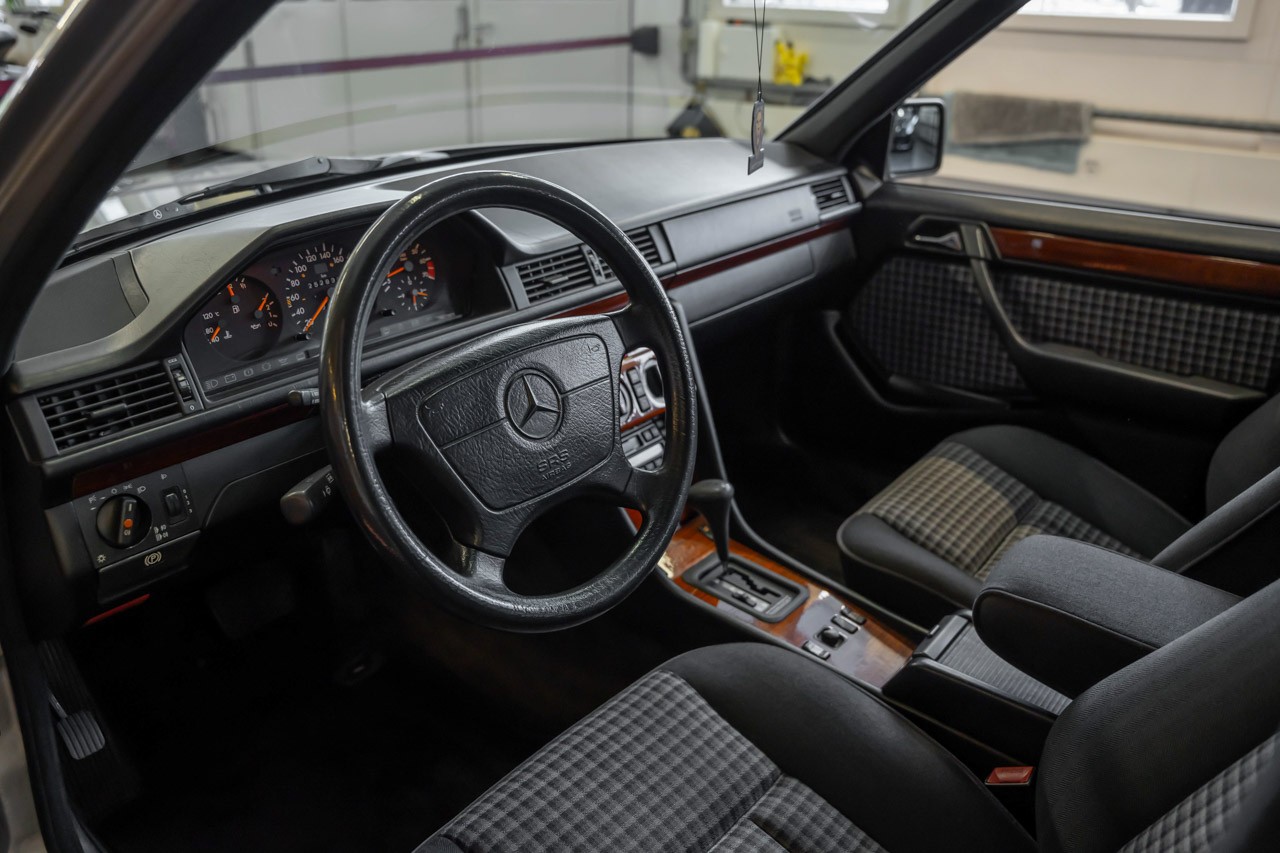 MERCEDES-BENZ E 220 T Business Automatic-image-12
