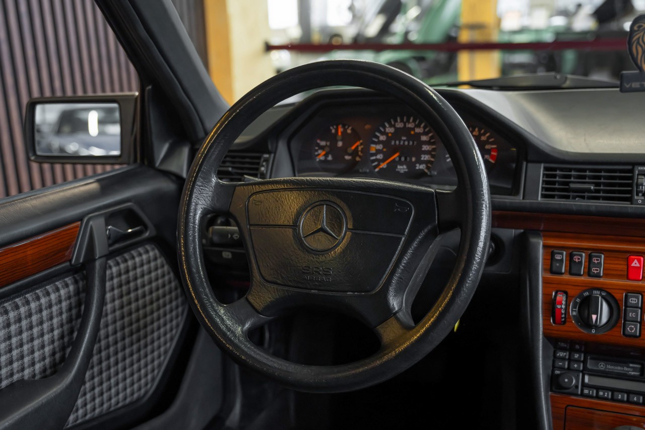 MERCEDES-BENZ E 220 T Business Automatic-image-23