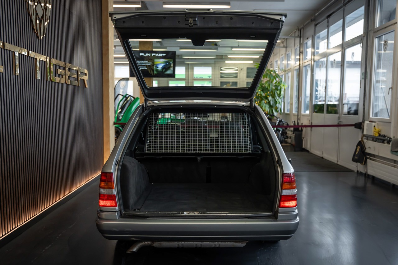MERCEDES-BENZ E 220 T Business Automatic-image-5