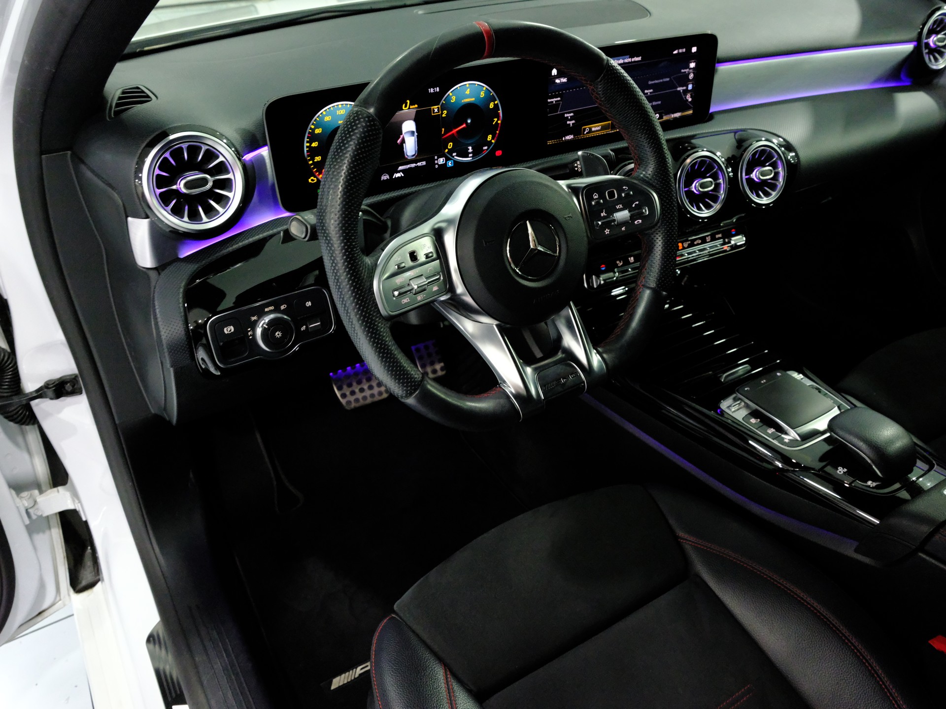 MERCEDES-BENZ A 35 AMG 4Matic Speedshift-image-8