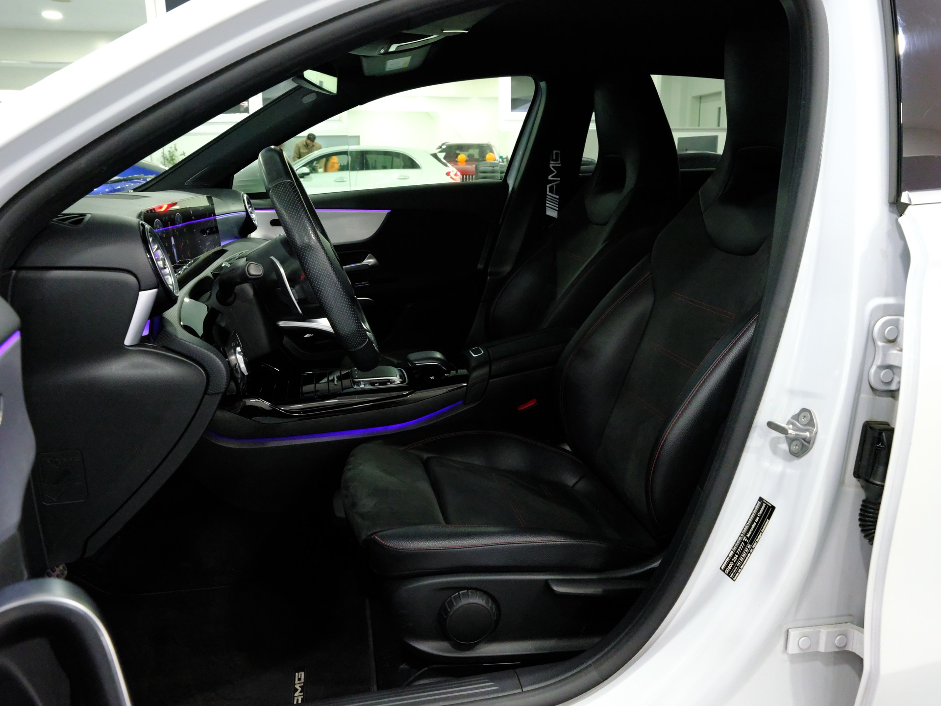MERCEDES-BENZ A 35 AMG 4Matic Speedshift-image-10
