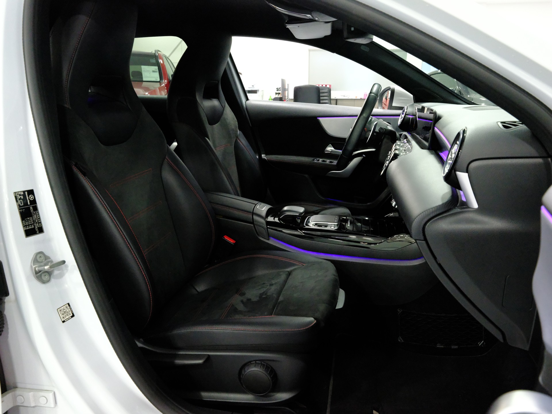 MERCEDES-BENZ A 35 AMG 4Matic Speedshift-image-14