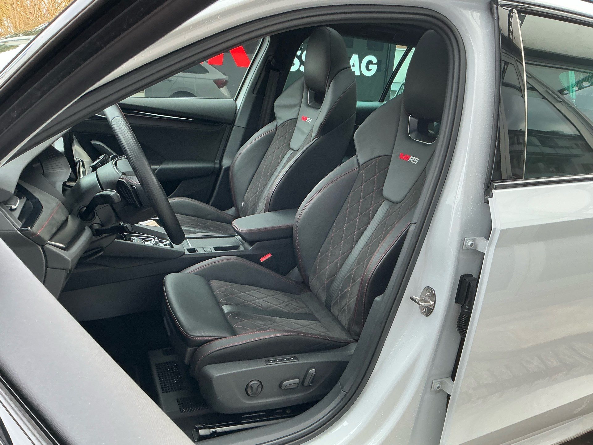 SKODA Octavia Combi RS 4x4 *** TOPAUSSTATTUNG ***-image-7