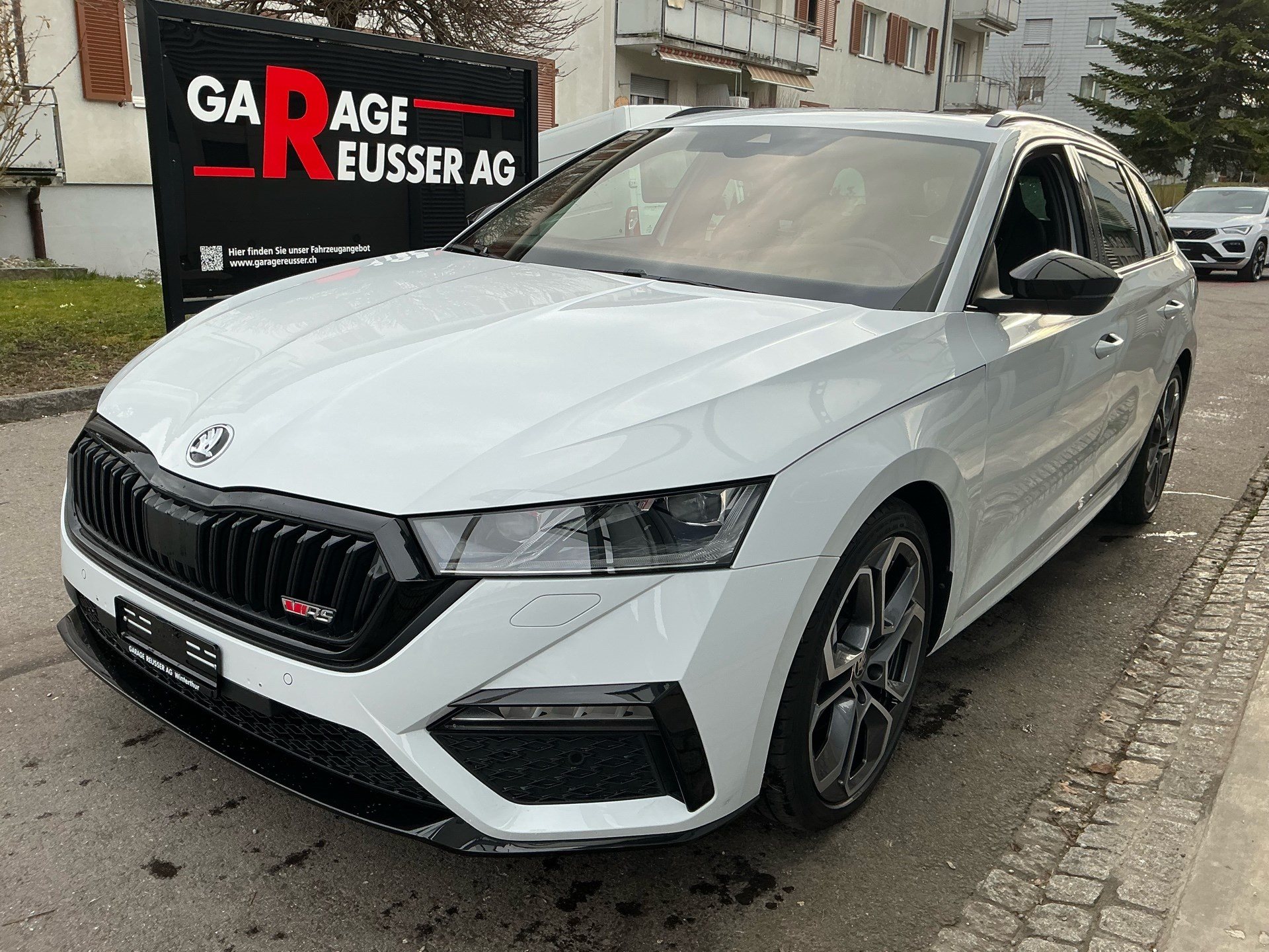 SKODA Octavia Combi RS 4x4 *** TOPAUSSTATTUNG ***-image-0
