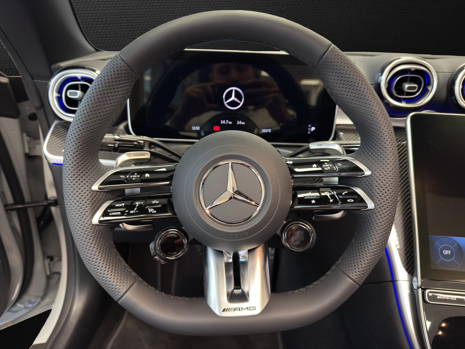 MERCEDES-BENZ CLE AMG 53 Cabrio 4Matic+ 9G-Tronic-image-10