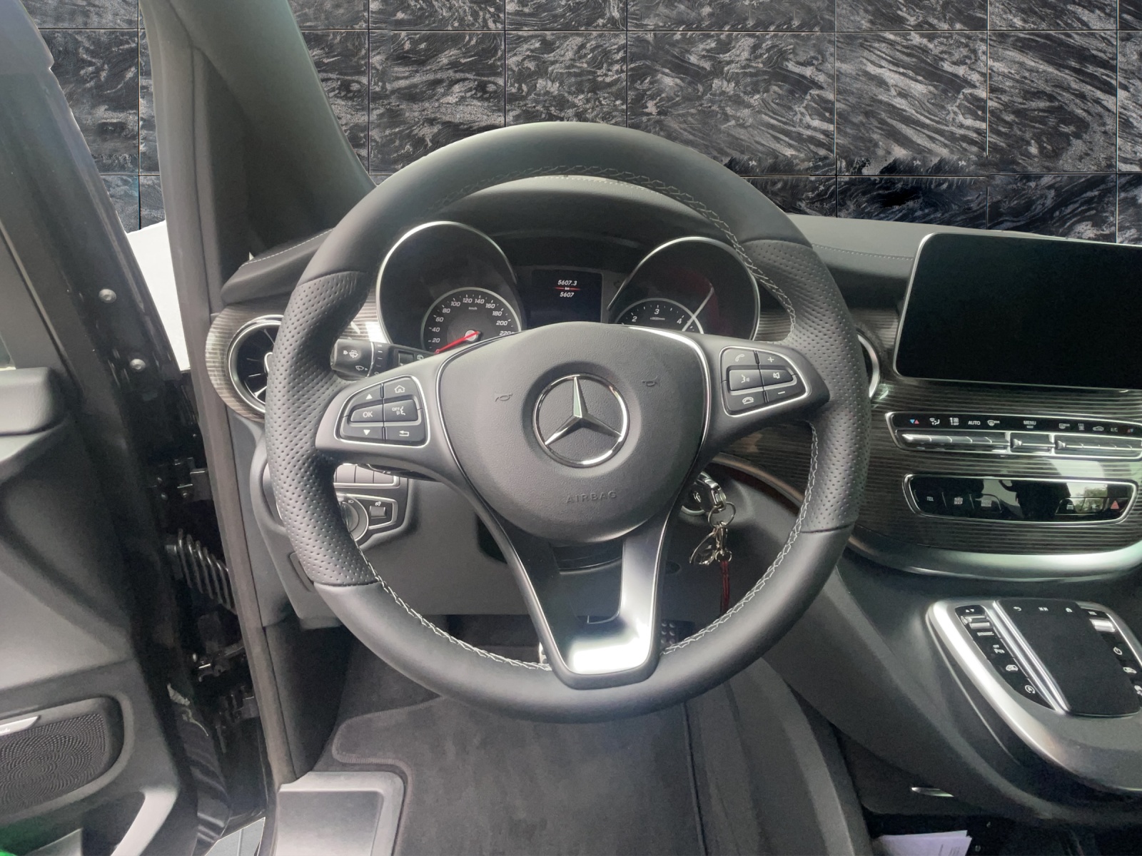 MERCEDES-BENZ V 300 d Avantgarde kompakt 4Matic 9G-Tronic-image-11