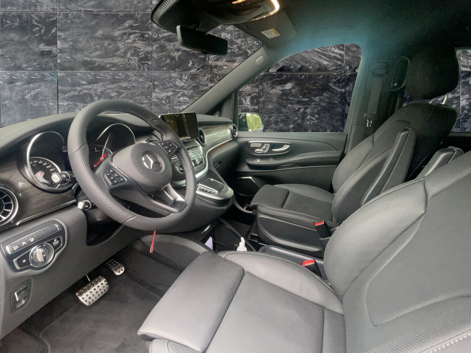 MERCEDES-BENZ V 300 d Avantgarde kompakt 4Matic 9G-Tronic-image-9