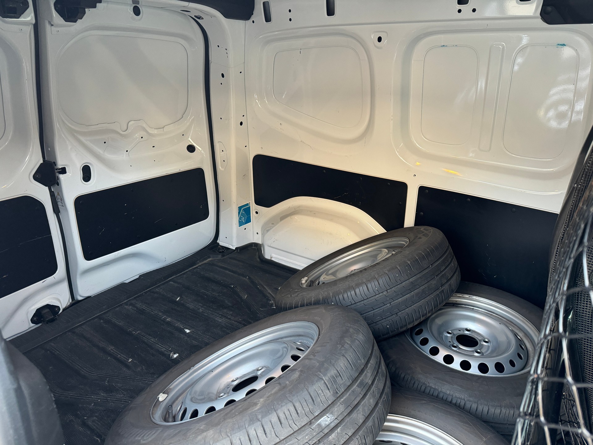 RENAULT Kangoo Van 1.3TCe Standard 130 PF Extra-image-16