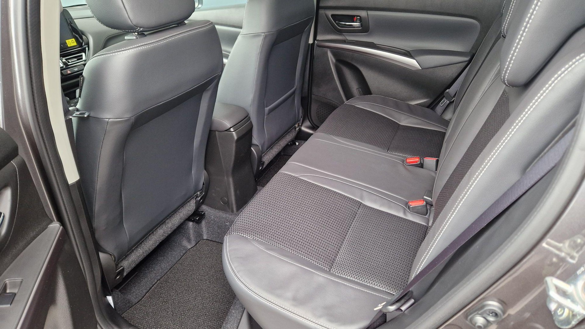 SUZUKI S-Cross 1.4 T Sakura Top Hybrid 4x4-image-7