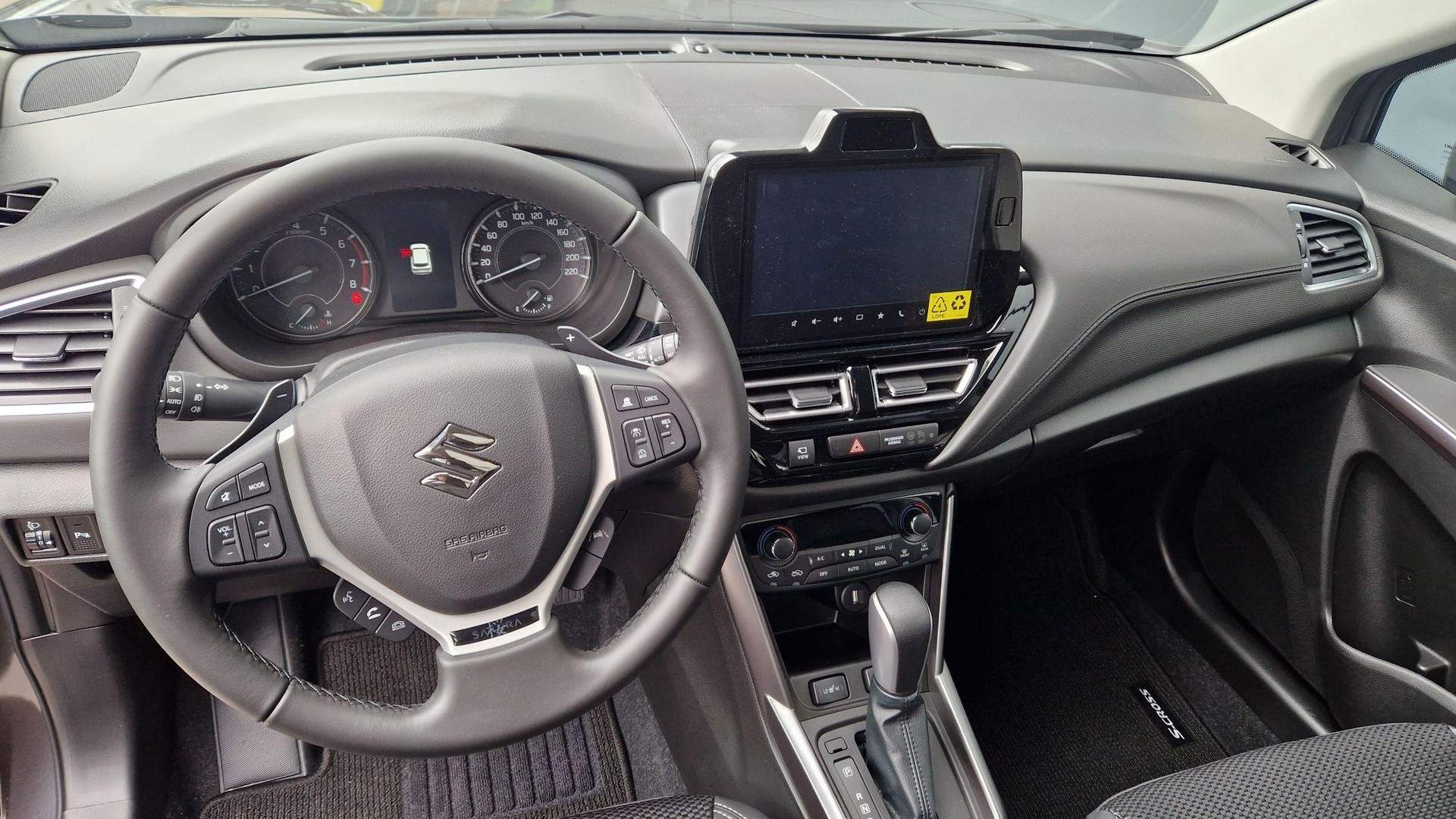 SUZUKI S-Cross 1.4 T Sakura Top Hybrid 4x4-image-9