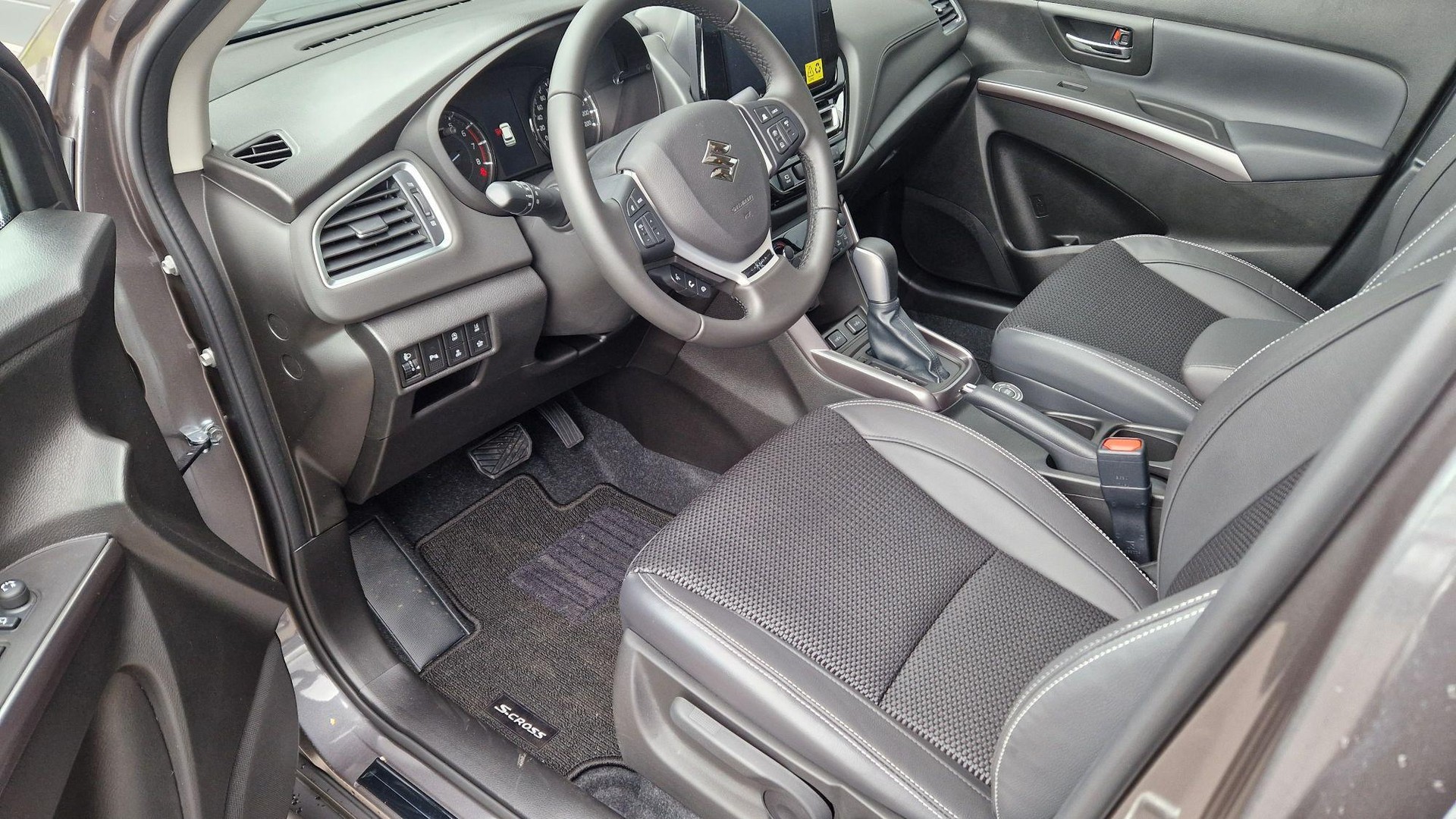 SUZUKI S-Cross 1.4 T Sakura Top Hybrid 4x4-image-5