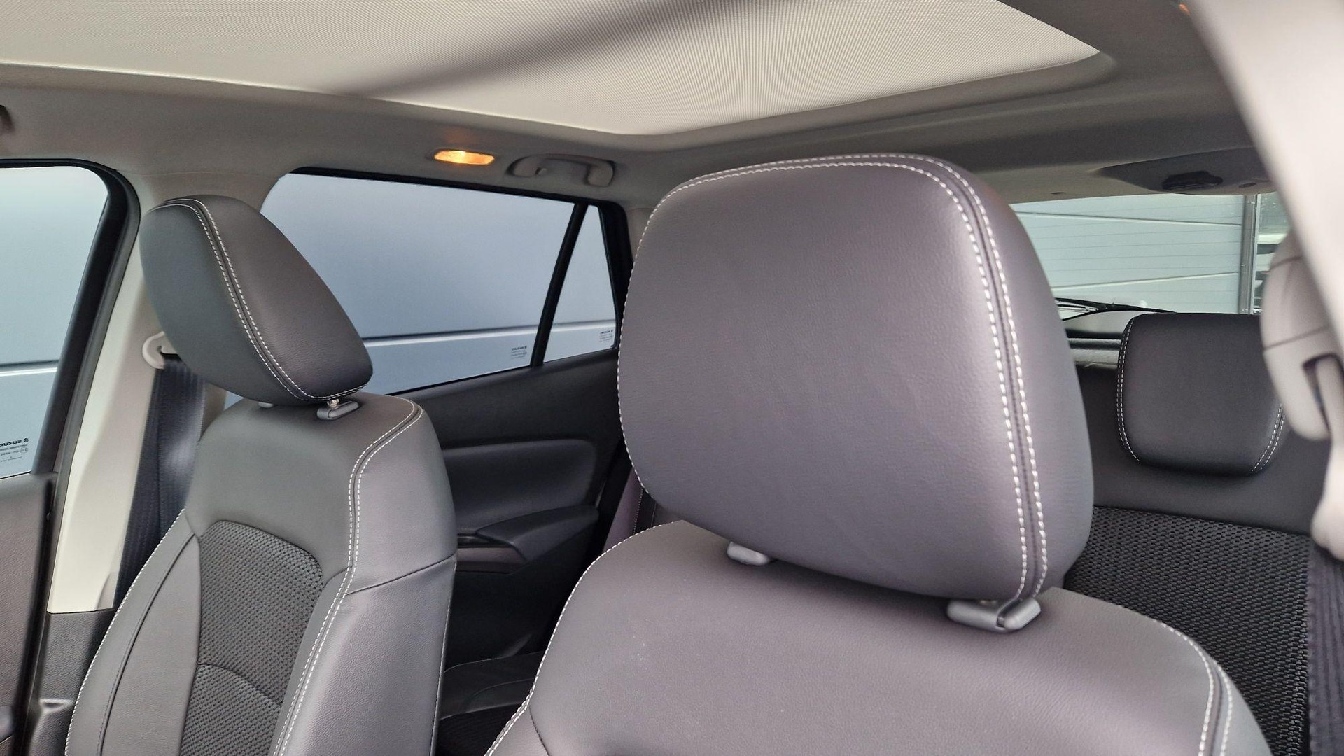 SUZUKI S-Cross 1.4 T Sakura Top Hybrid 4x4-image-8