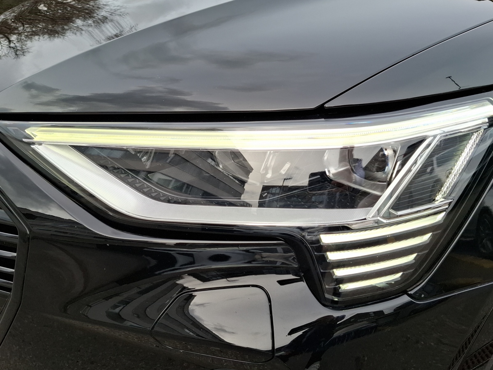 AUDI e-tron 55 S Line Black Edition quattro-image-16
