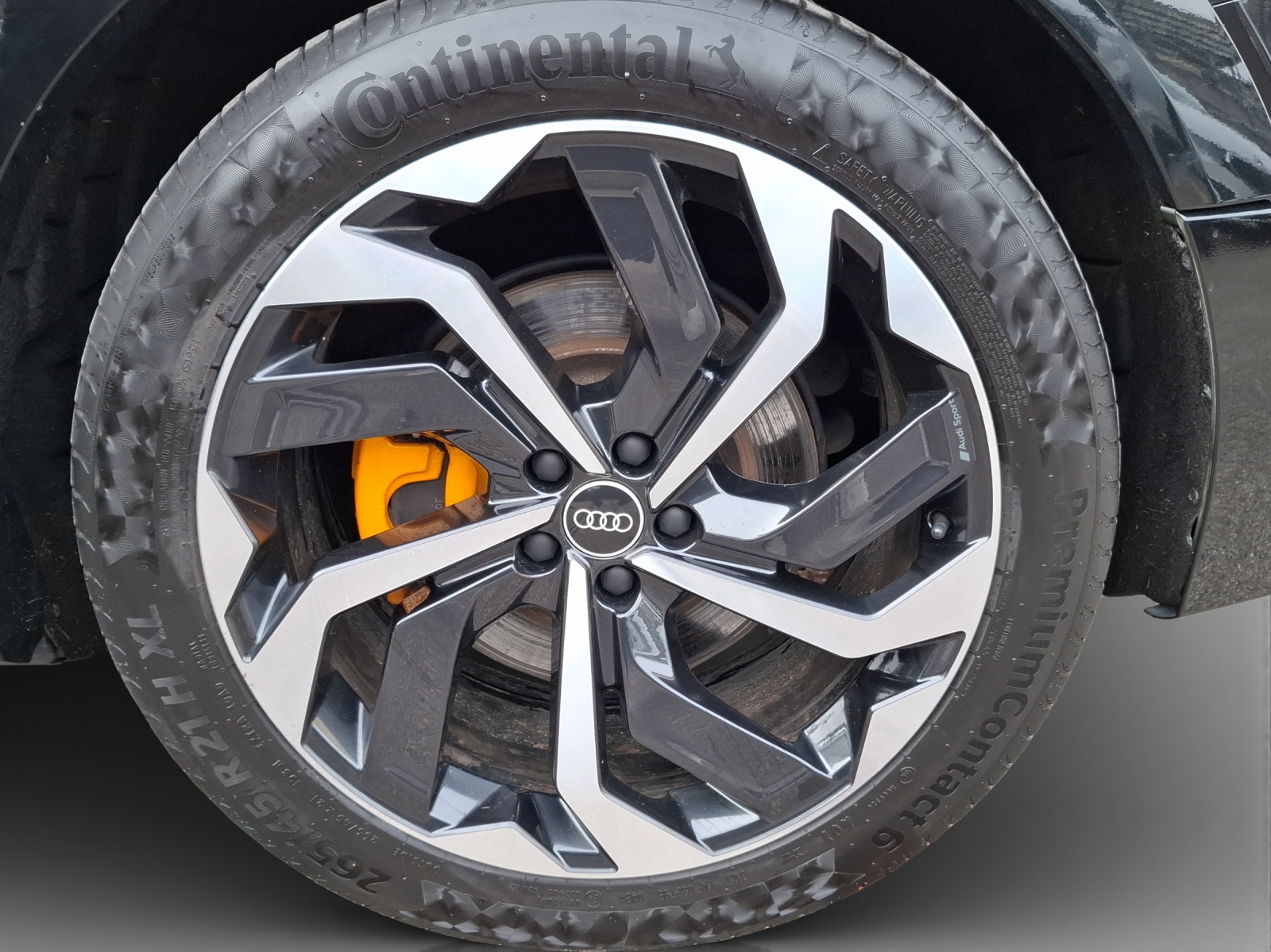 AUDI e-tron 55 S Line Black Edition quattro-image-15