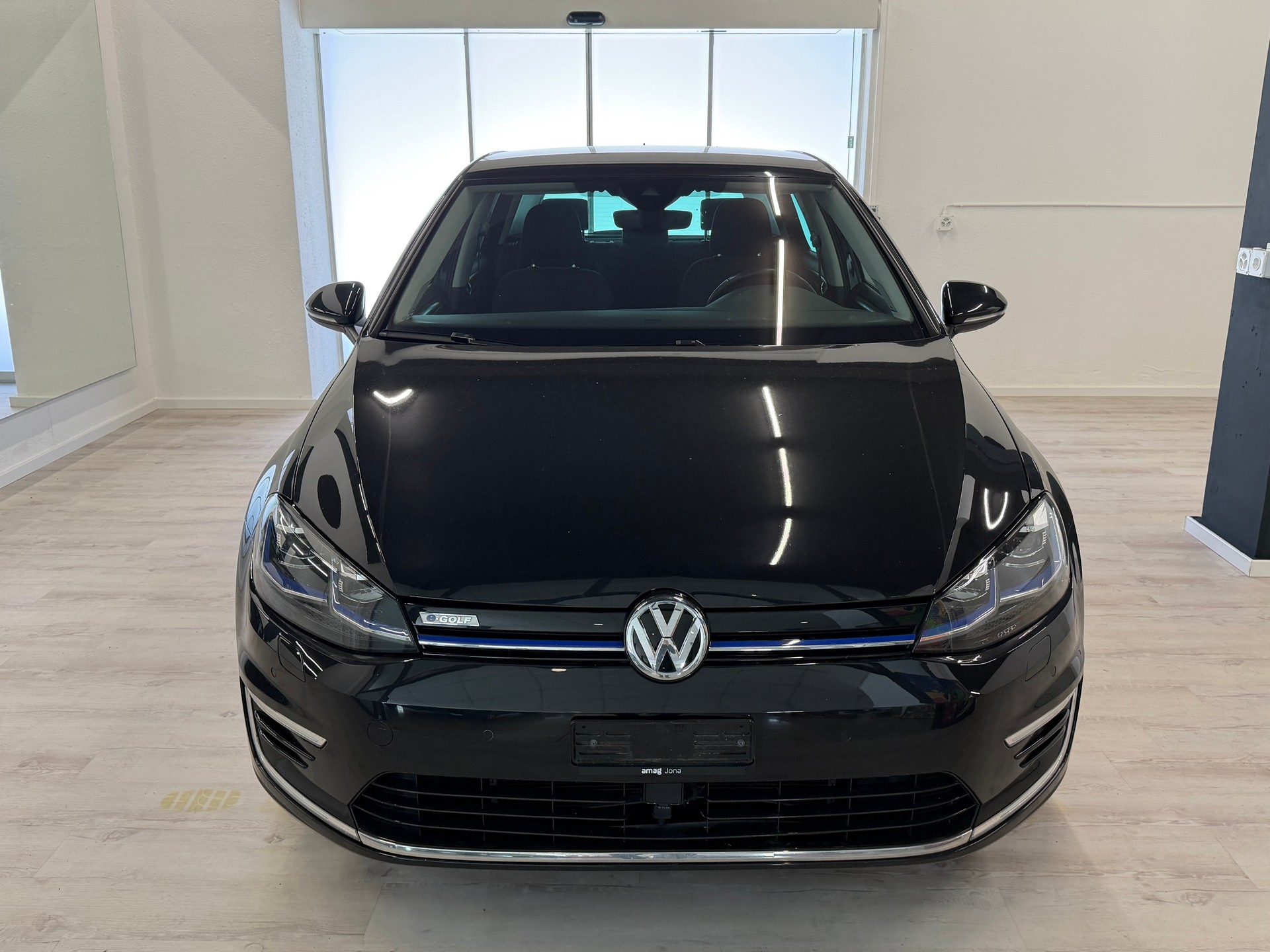 VW e-Golf-showroom-element-3