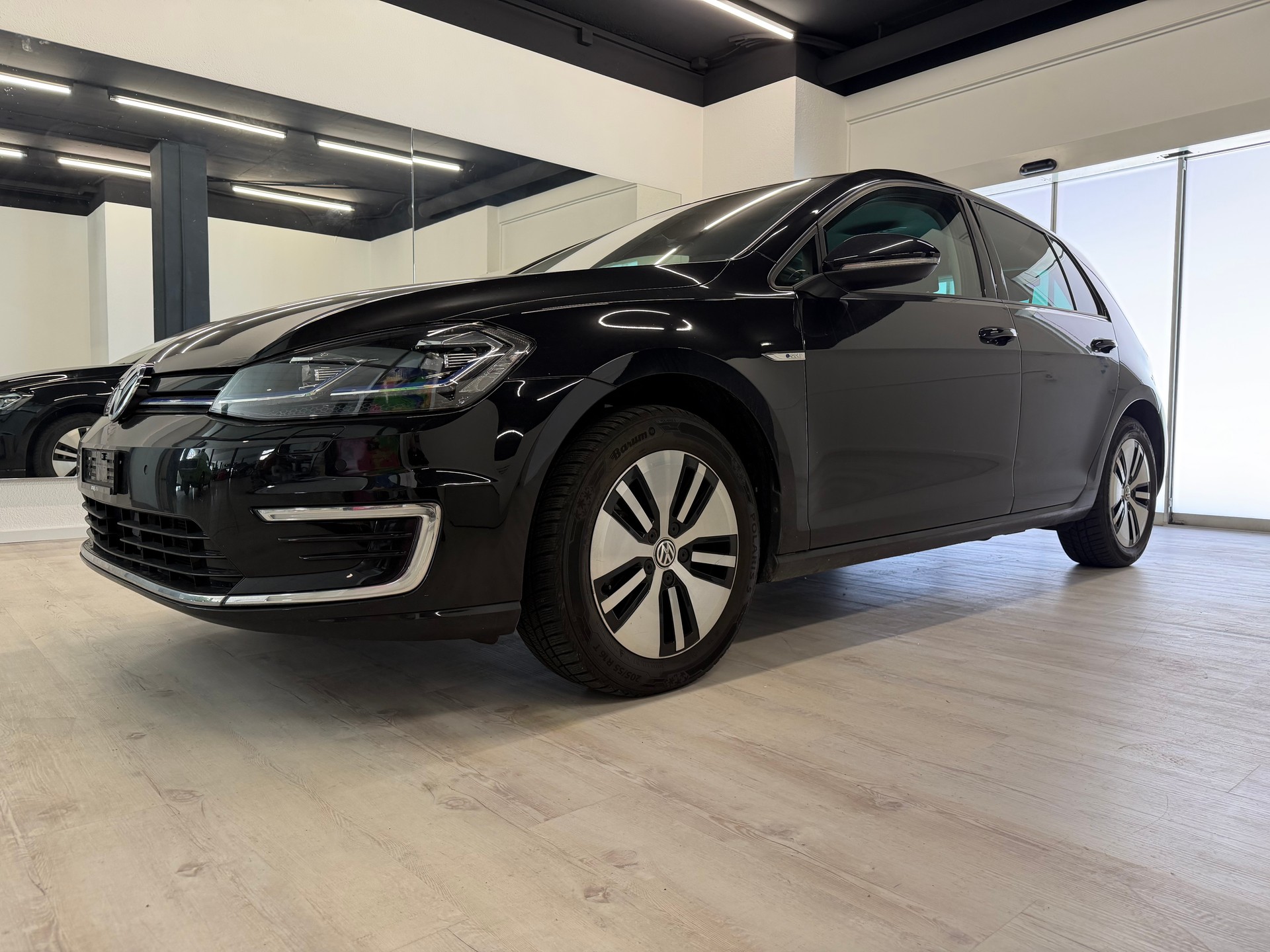VW e-Golf-showroom-element-2