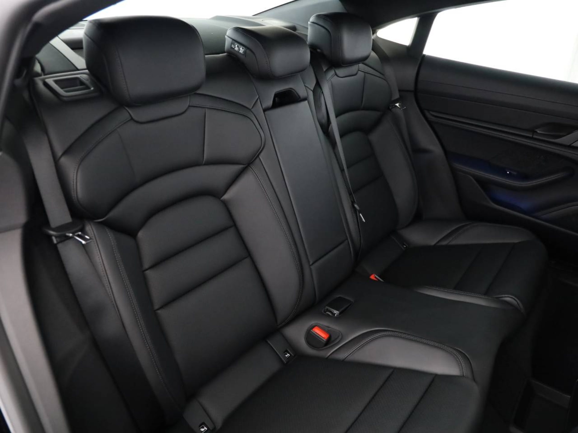 PORSCHE Taycan 4 Black Edition-image-18
