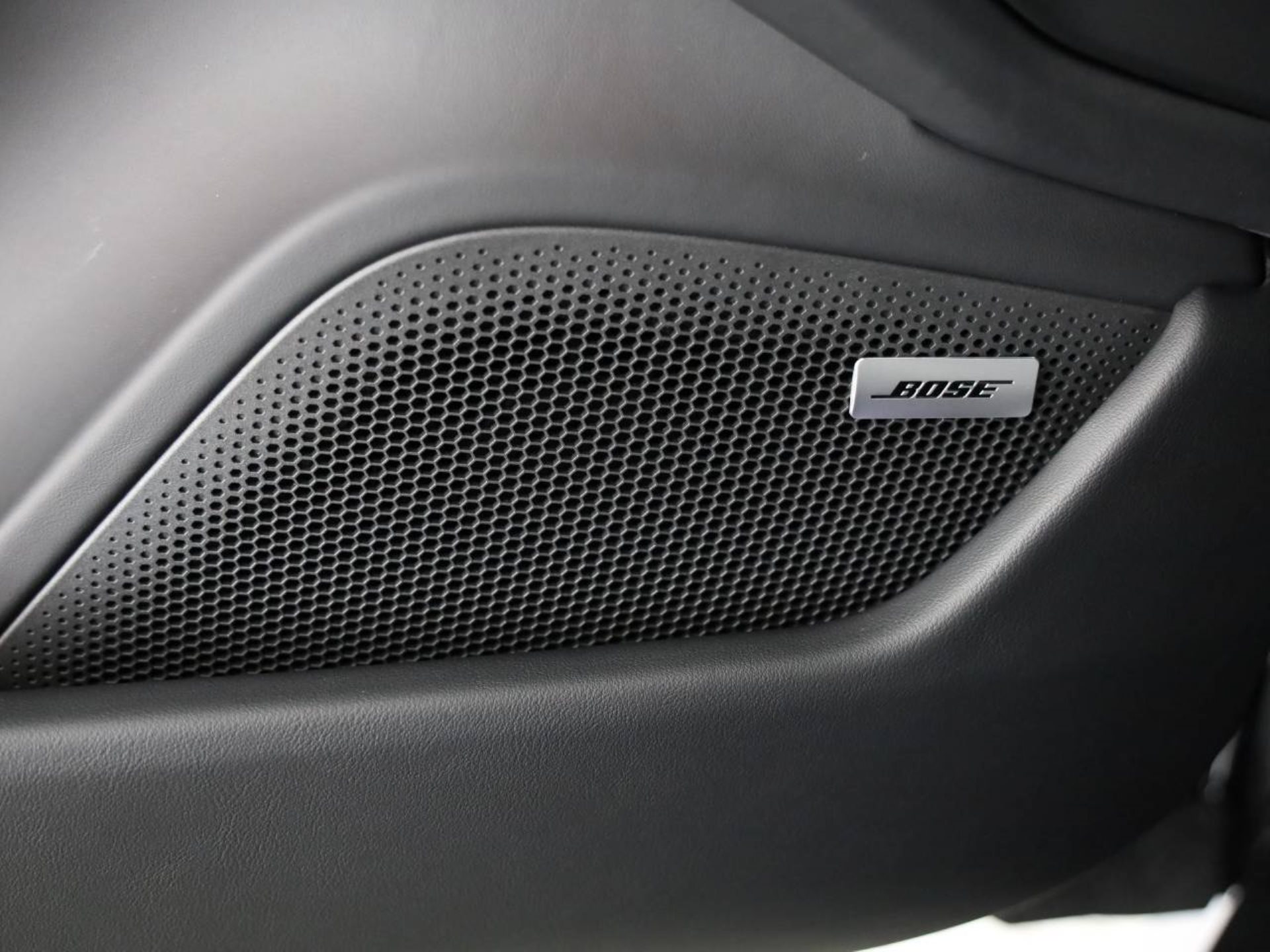 PORSCHE Taycan 4 Black Edition-image-17
