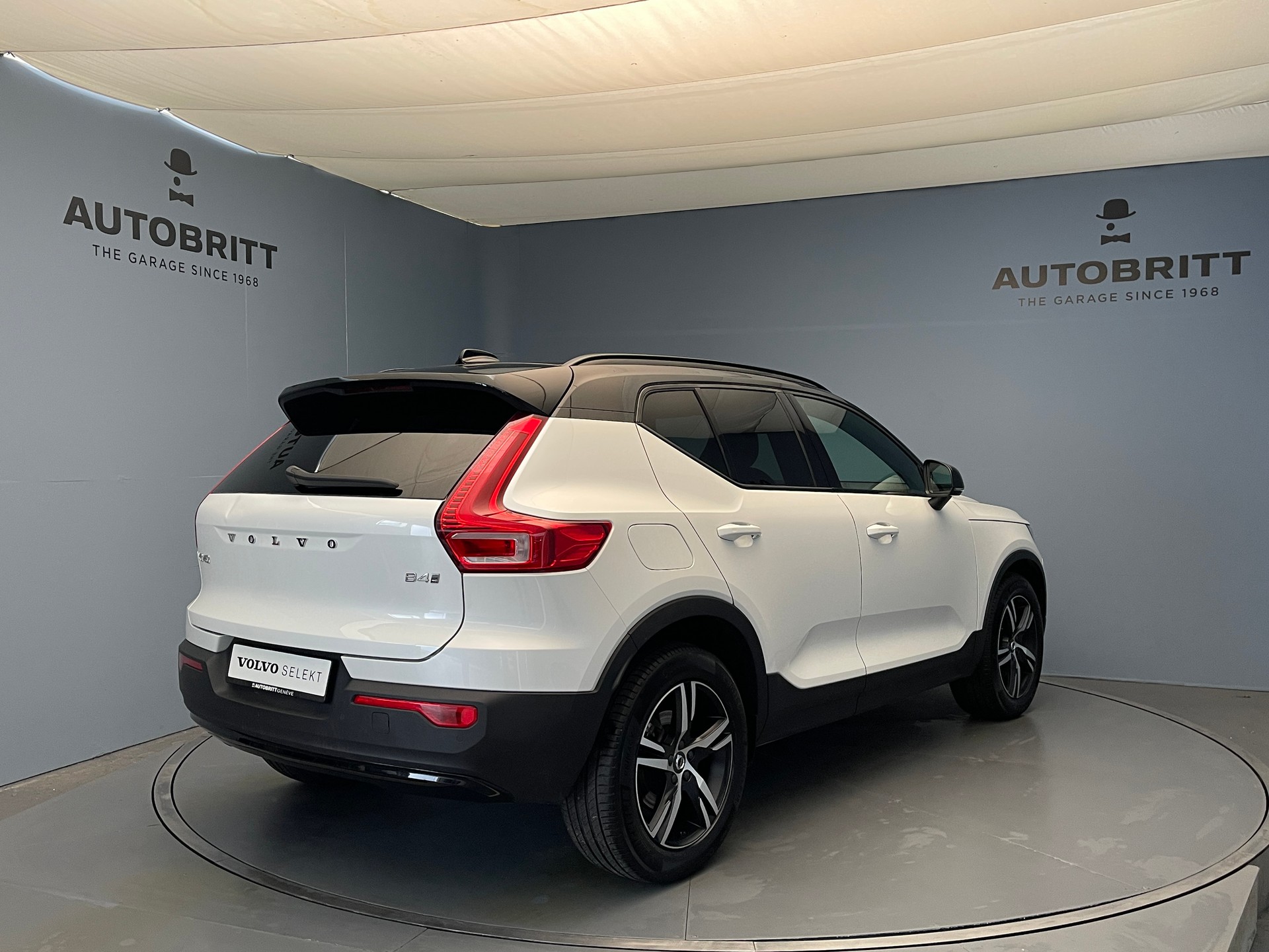 VOLVO XC40 2.0 B4 MH R-Design AWD-image-4