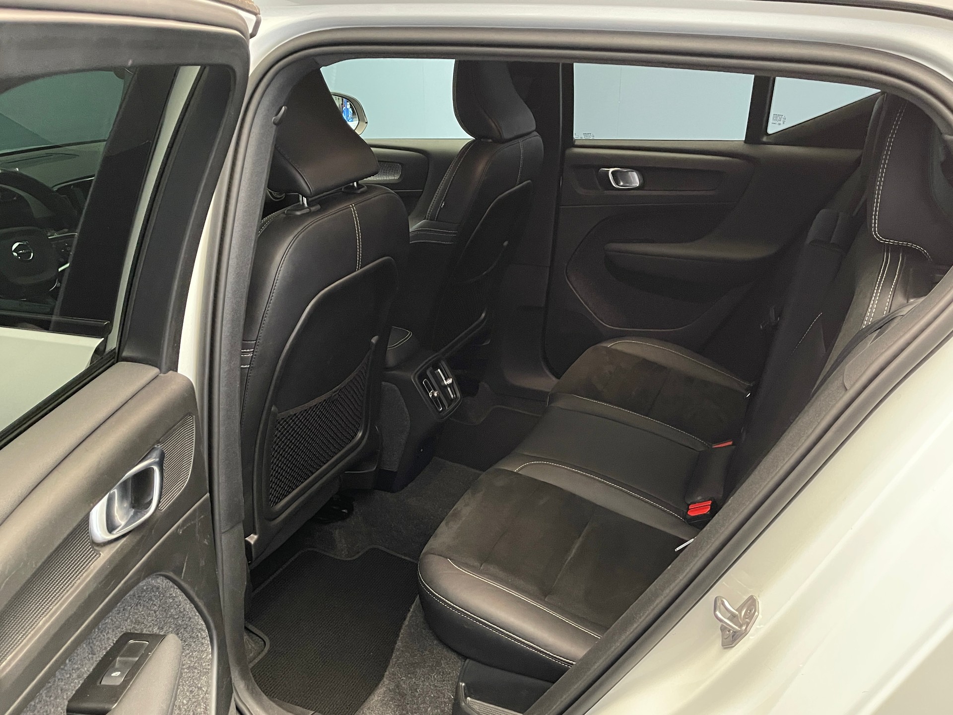 VOLVO XC40 2.0 B4 MH R-Design AWD-image-8