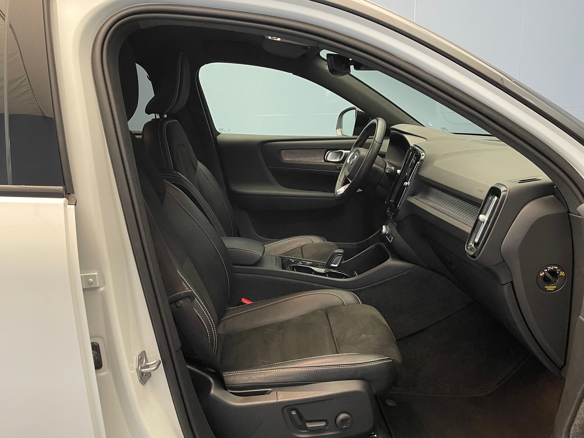 VOLVO XC40 2.0 B4 MH R-Design AWD-image-9